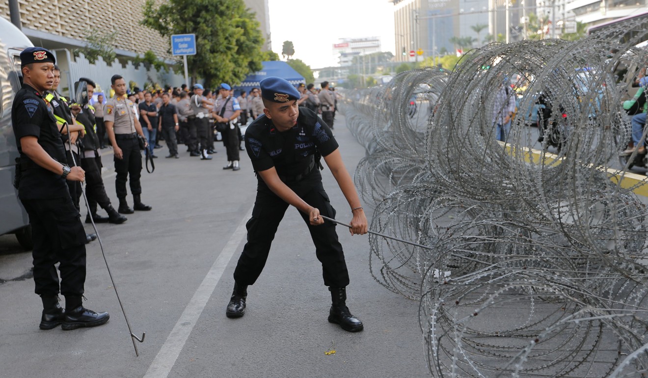 Police set up razor wire barricades in anticipation of protests outside the General Election Supervisory Board building in Jakarta on Tuesday. Photo: AP