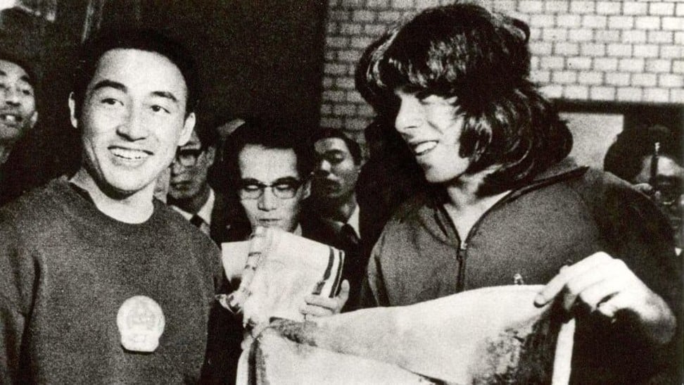 Chinese table tennis player Zhuang Zedong (left) presents a silk print of Huangshan to America’s Glenn Cowan, in April 1971.