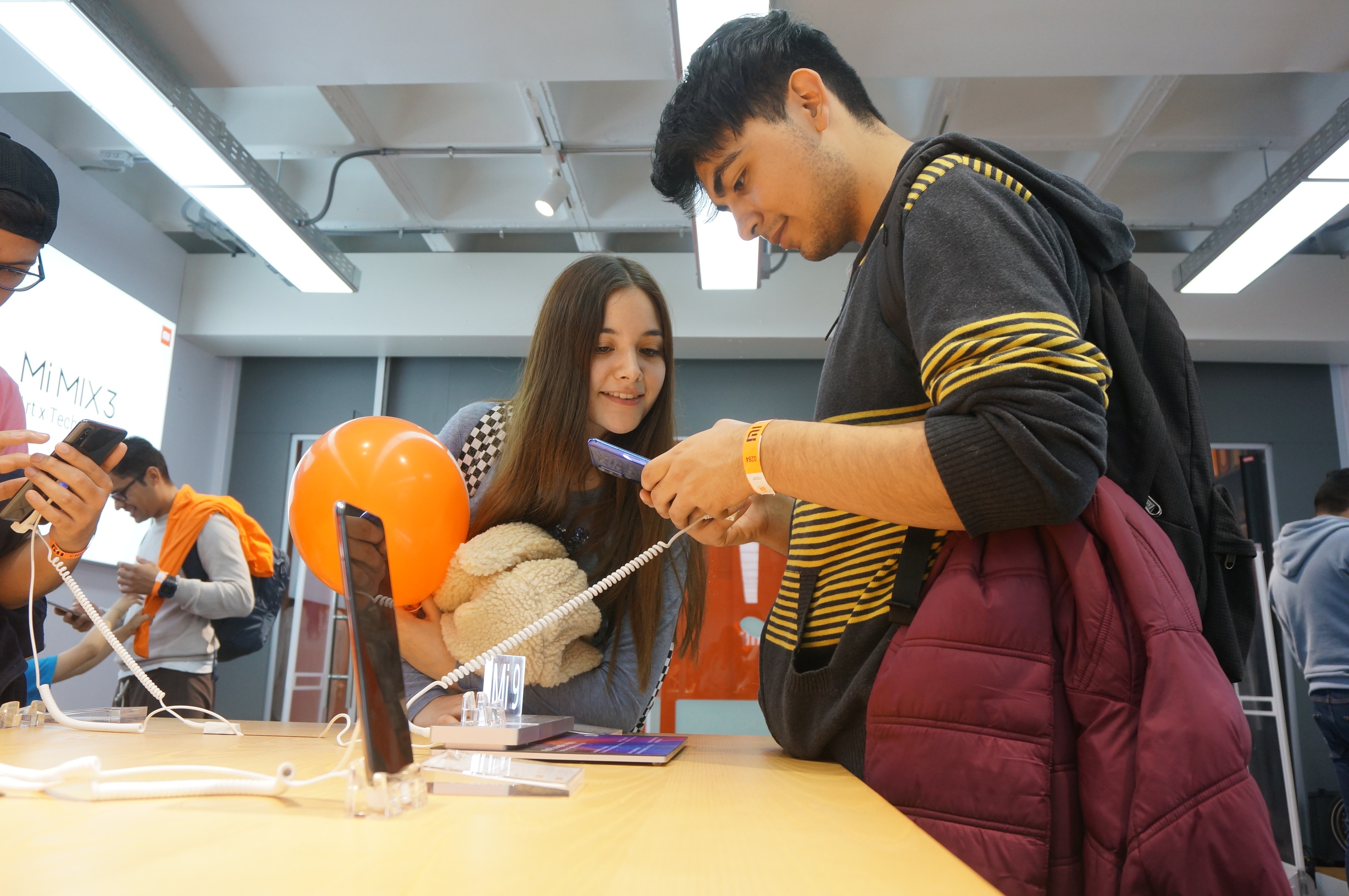 Shoppers try Xiaomi smartphones at its flagship retail store in Santiago, Chile. Photo: Xinhua