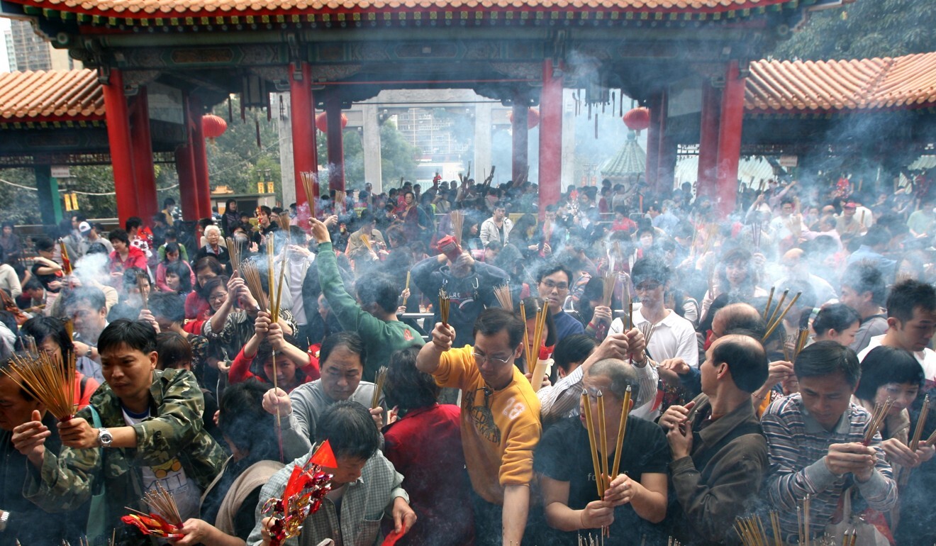 Worshippers struggle in the crowd to give offerings at Wong Tai Sin Temple. Photo: Dickson Lee