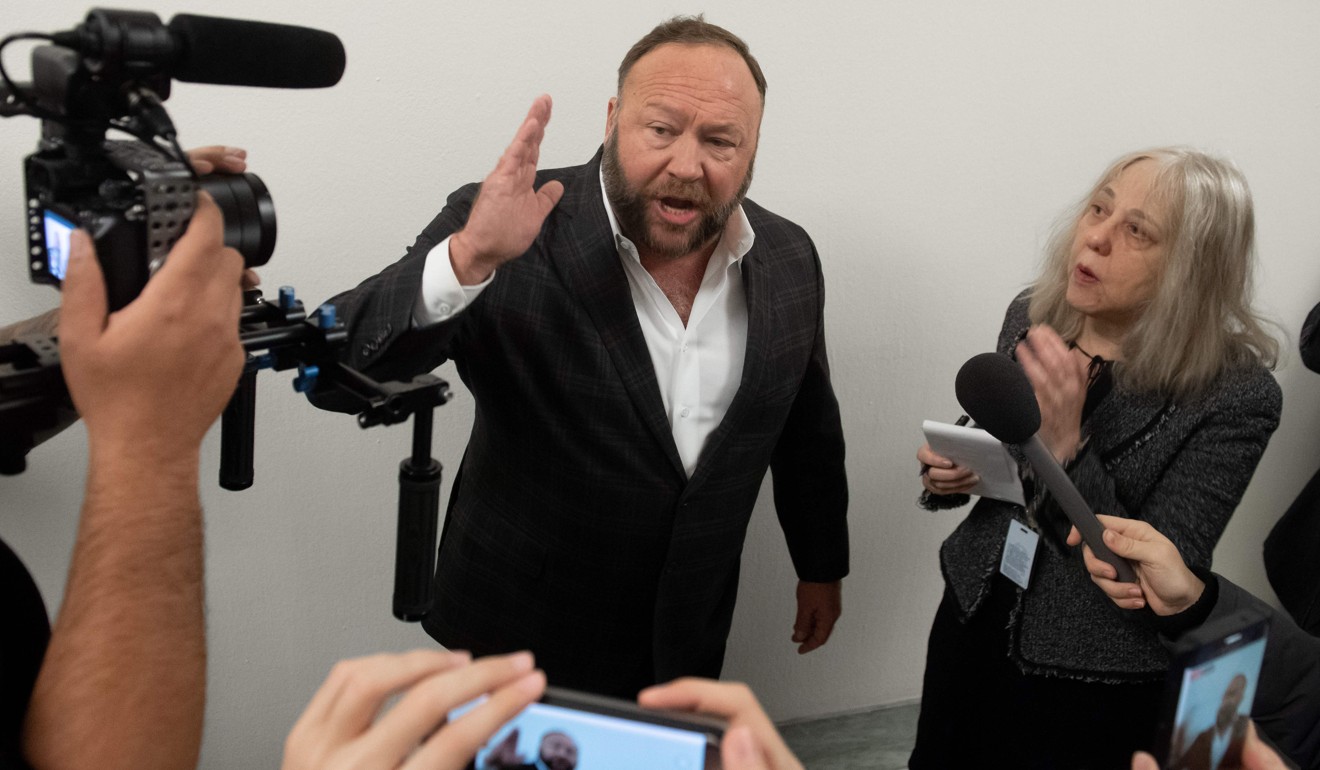 Alex Jones, pemilik kerajaan media Infowars yang berkonspirasi konspirasi, telah dilarang oleh YouTube, Facebook, dan Apple.  Foto: AFP