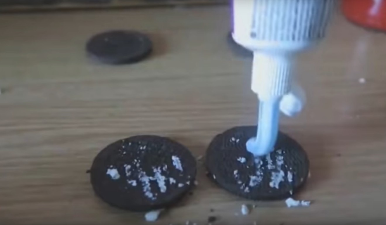 Youtuber ini berikan oreo berisi pasta gigi kepada tunawisma.
