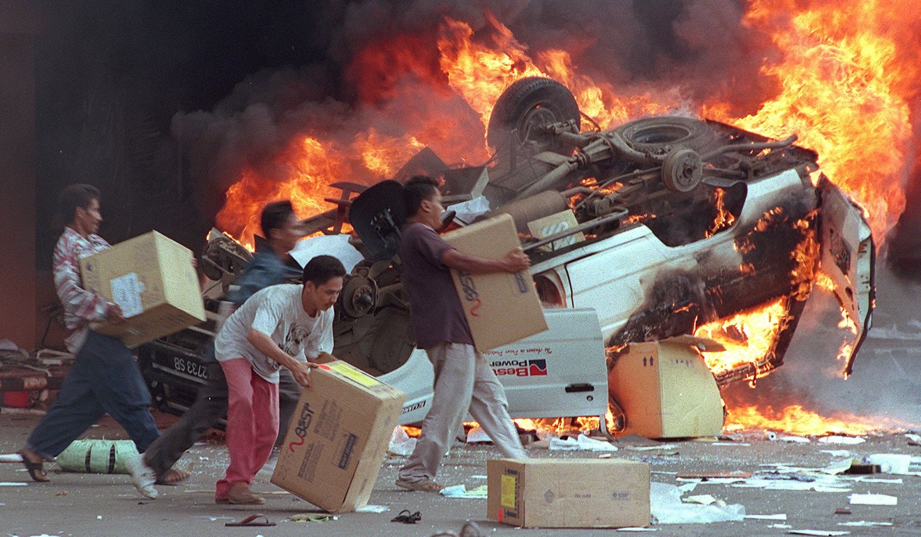 Indonesian mobs burn cars and Chinese businesses as they plunder stores in Jakarta during rioting in 1998. Photo: AFP