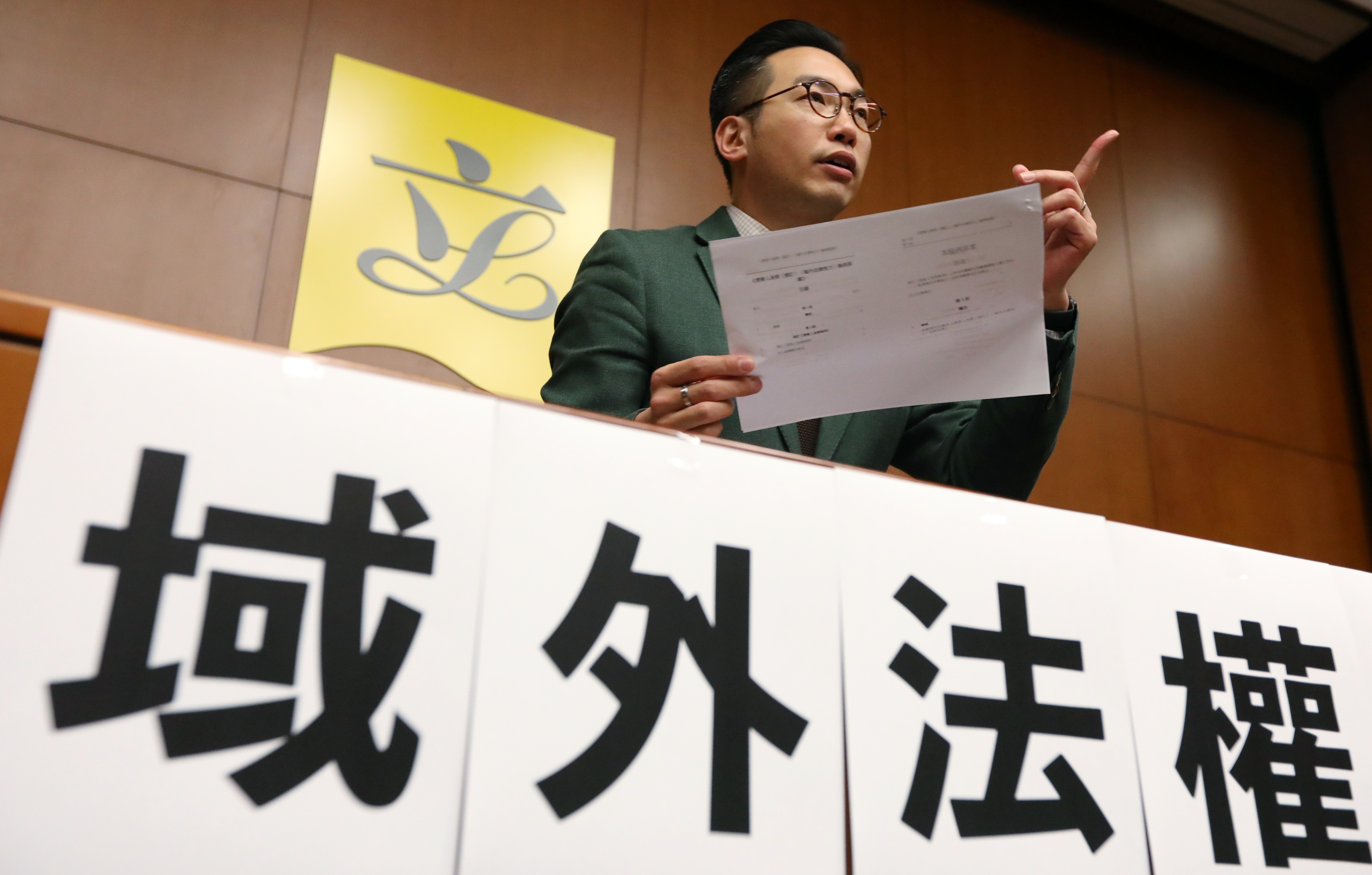 Civic Party leader Alvin Yeung explains his party’s proposal for a law granting Hong Kong the right to hear cases in which permanent residents are accused of murder abroad. Photo: Felix Wong