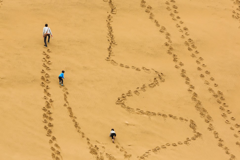 Tourists make tracks on Tottori sand dunes in Japan. Photo: Shutterstock