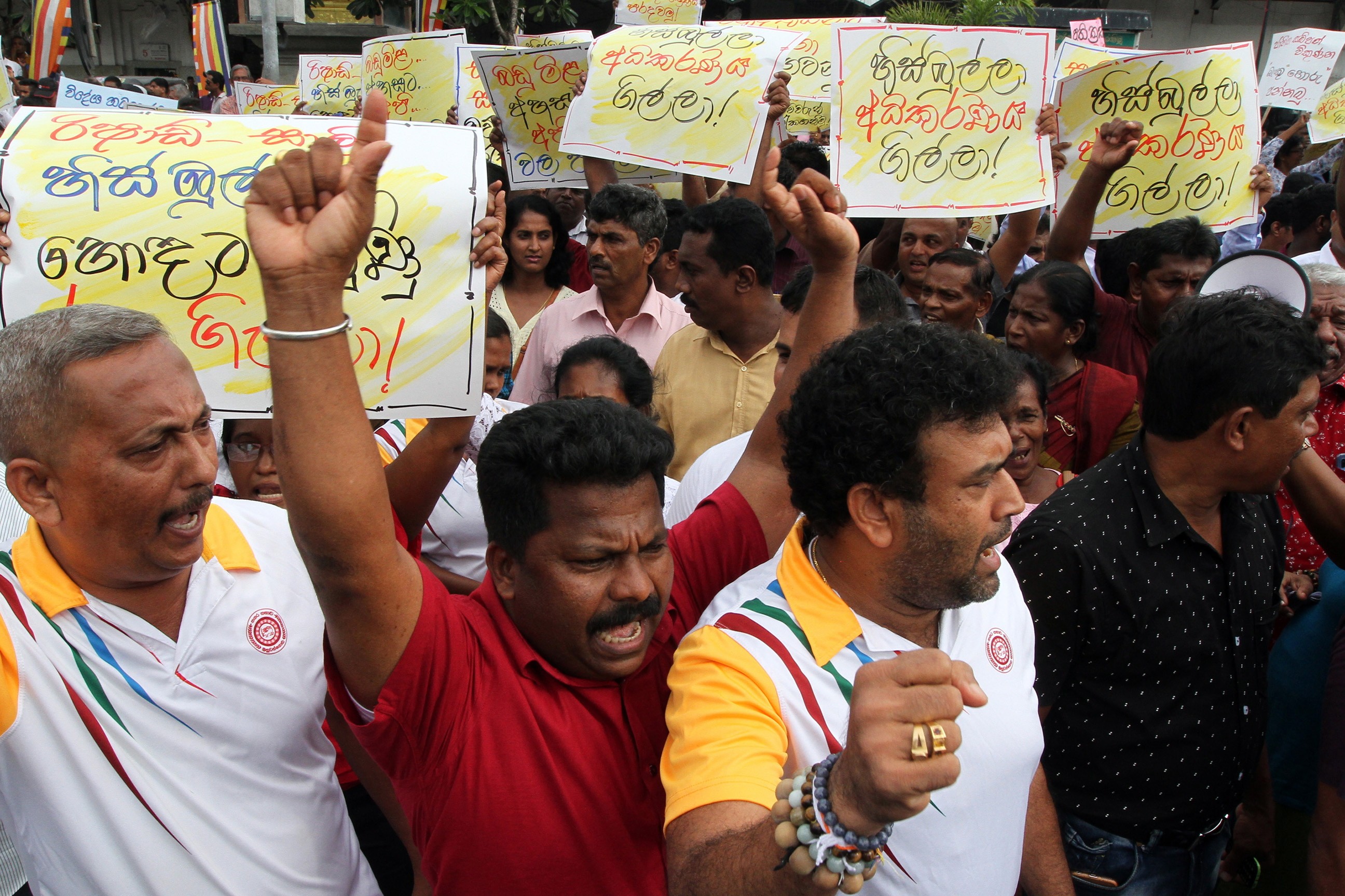 Opposition party members protest against Sri Lanka’s Muslim ministers before the mass resignation. Photo: EPA