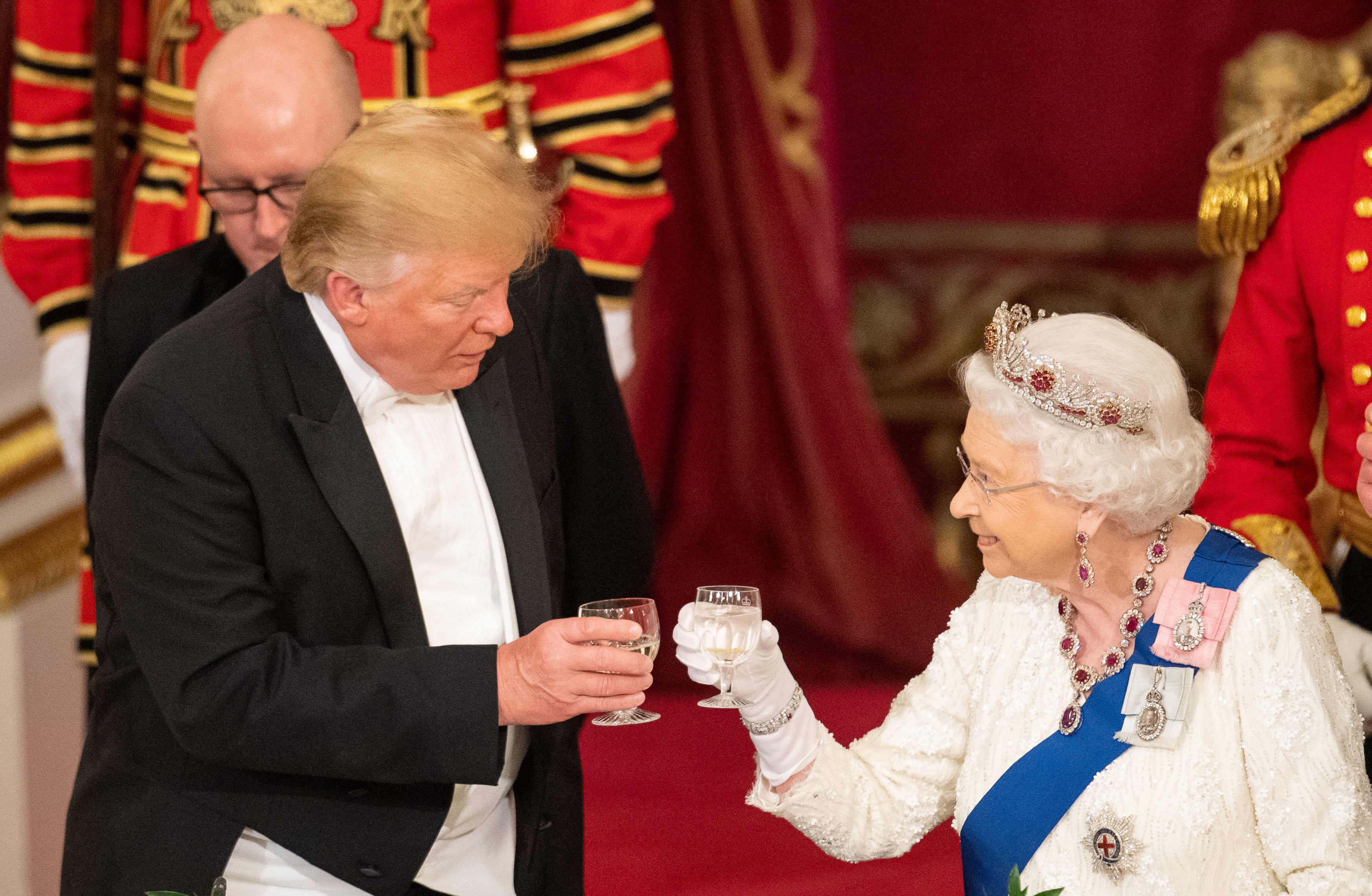 Did the Queen Deliberately Wear a Hat Designed to Look Like EU Flag?