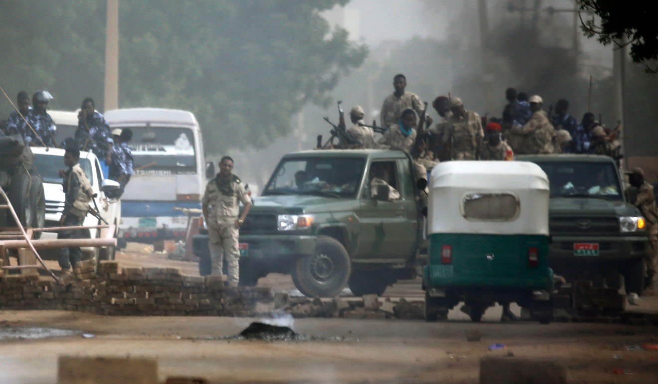 Sudanese forces around Khartoum's army headquarters. Photo: AFP