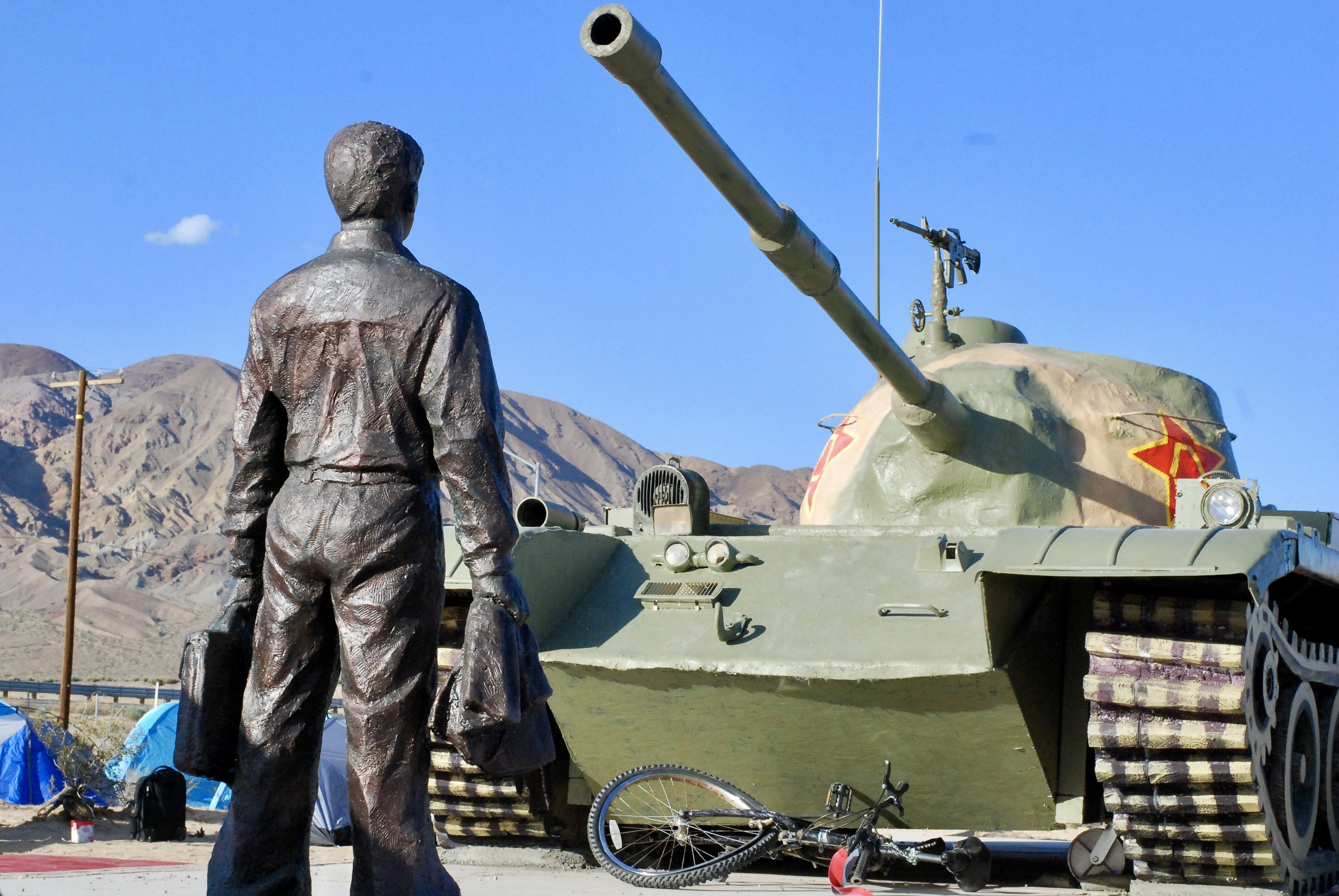 Chen Weiming’s statue stands with a rendering of a Chinese tank in a sculpture park in Yermo, California. Photo: Eileen Guo