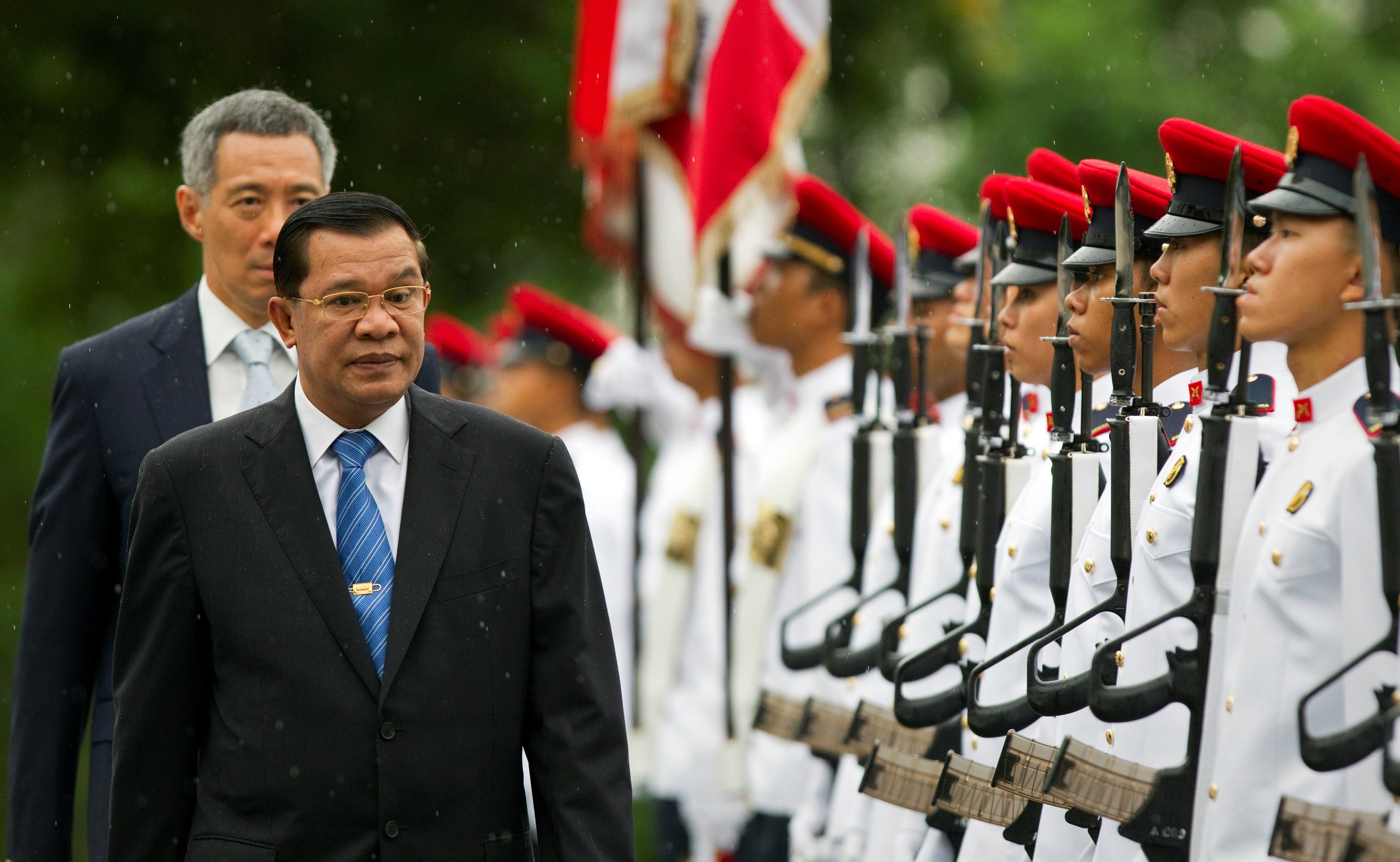 Cambodia's Prime Minister Hun Sen (front) with Lee Hsien Loong in Singapore. Photo: Reuters