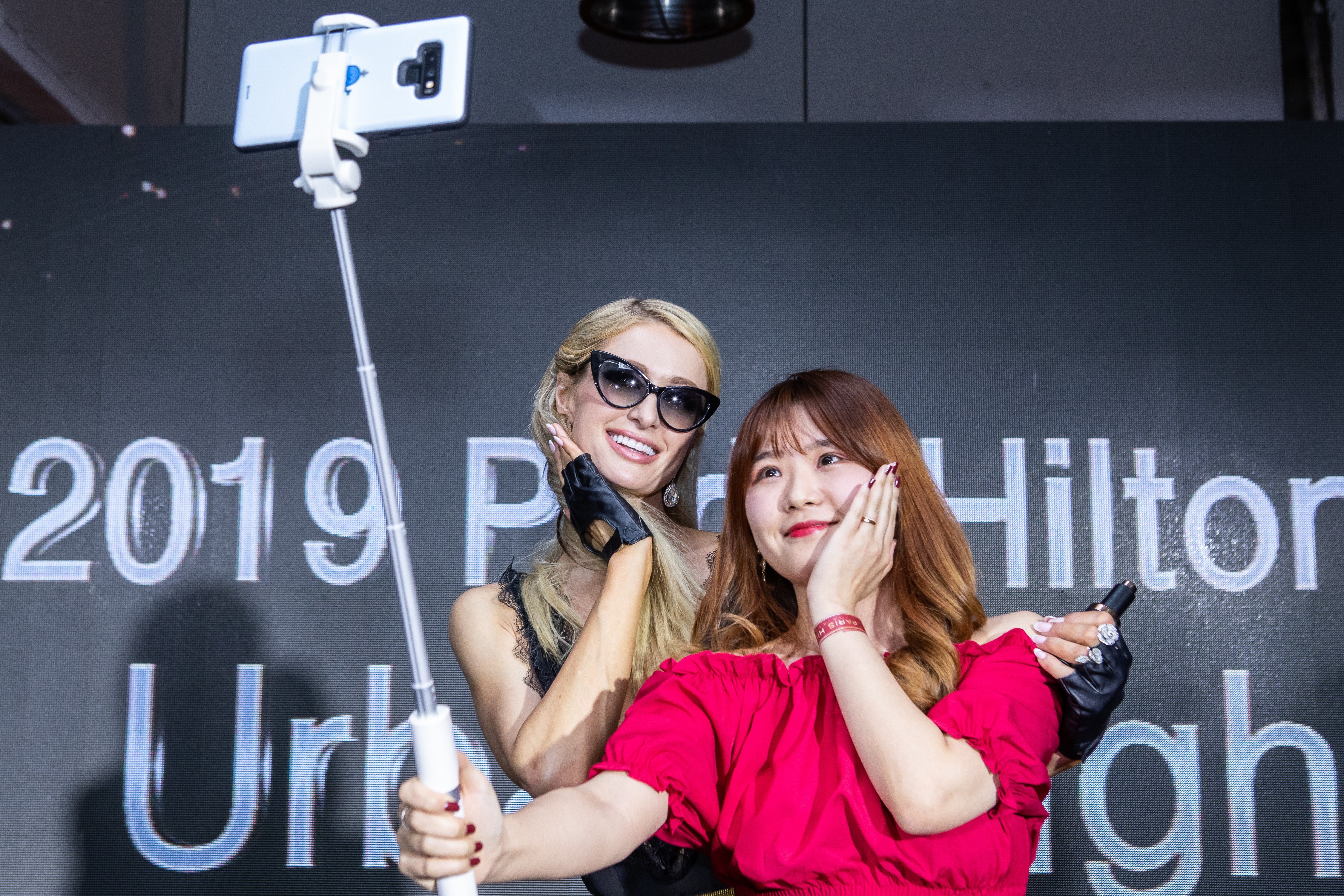 Paris Hilton always makes time a for a selfie with fans. Photo: Justin Shin