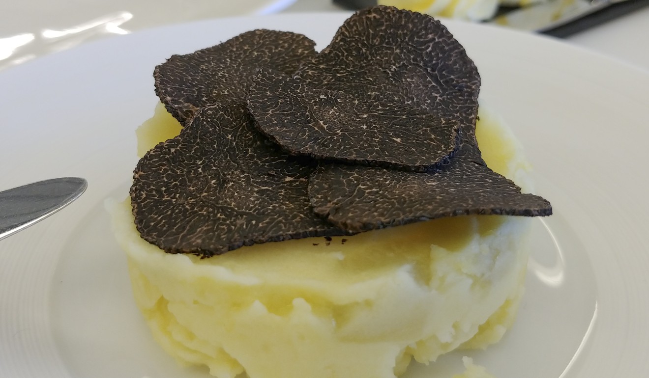 Kentang truffle untuk katering dalam pesawat jet pribadi di Bandara Zurich