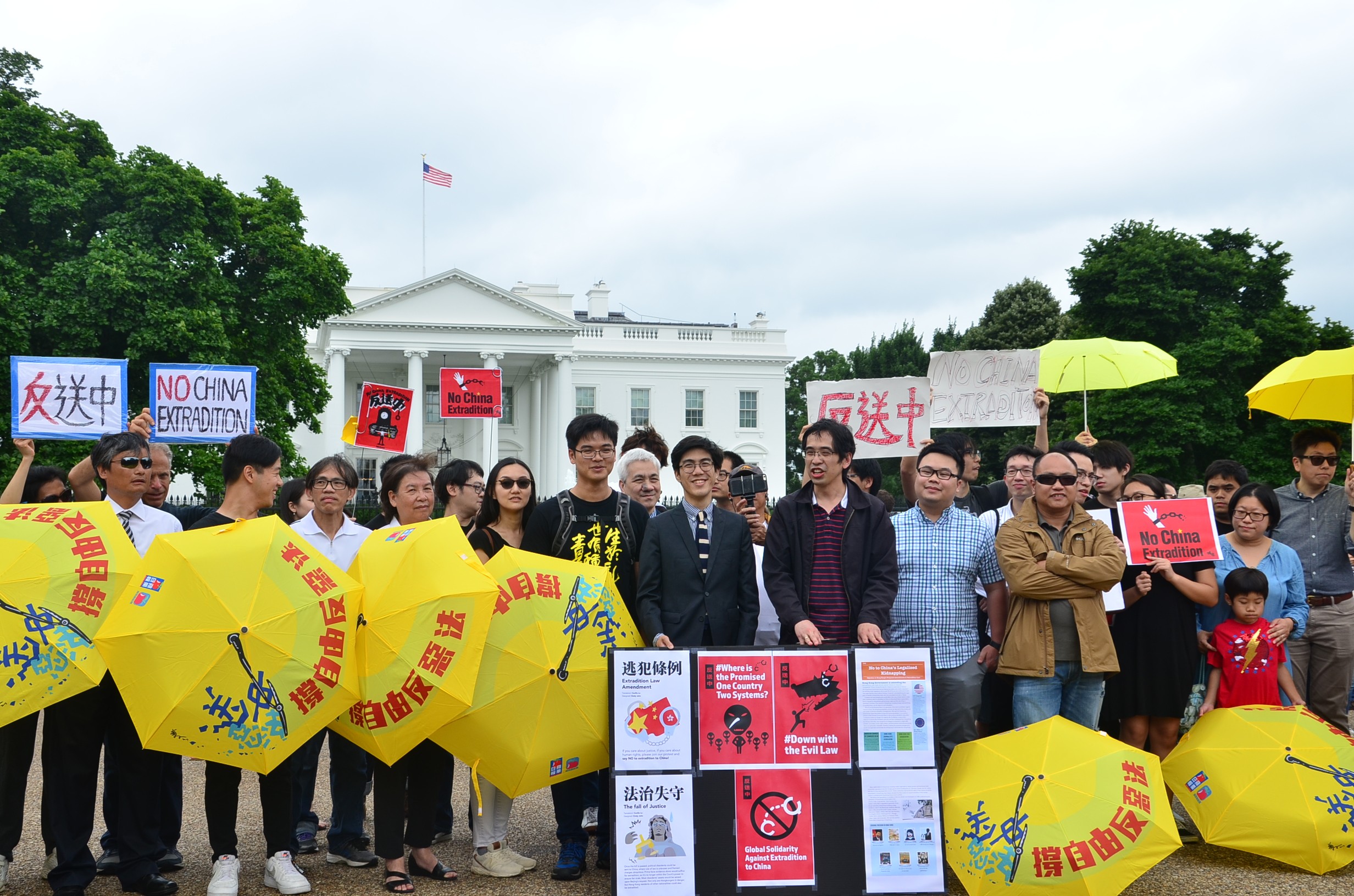 Dozens of people protested against Hong Kong's extradition bill outside the White House in Washington on Sunday. Photo: SCMP / Nectar Gan