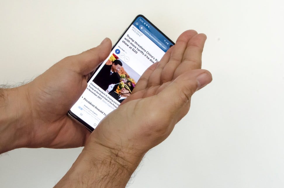 You can swipe your palm across the screen of your Galaxy S10 to take a screenshot. Photo: Business Insider