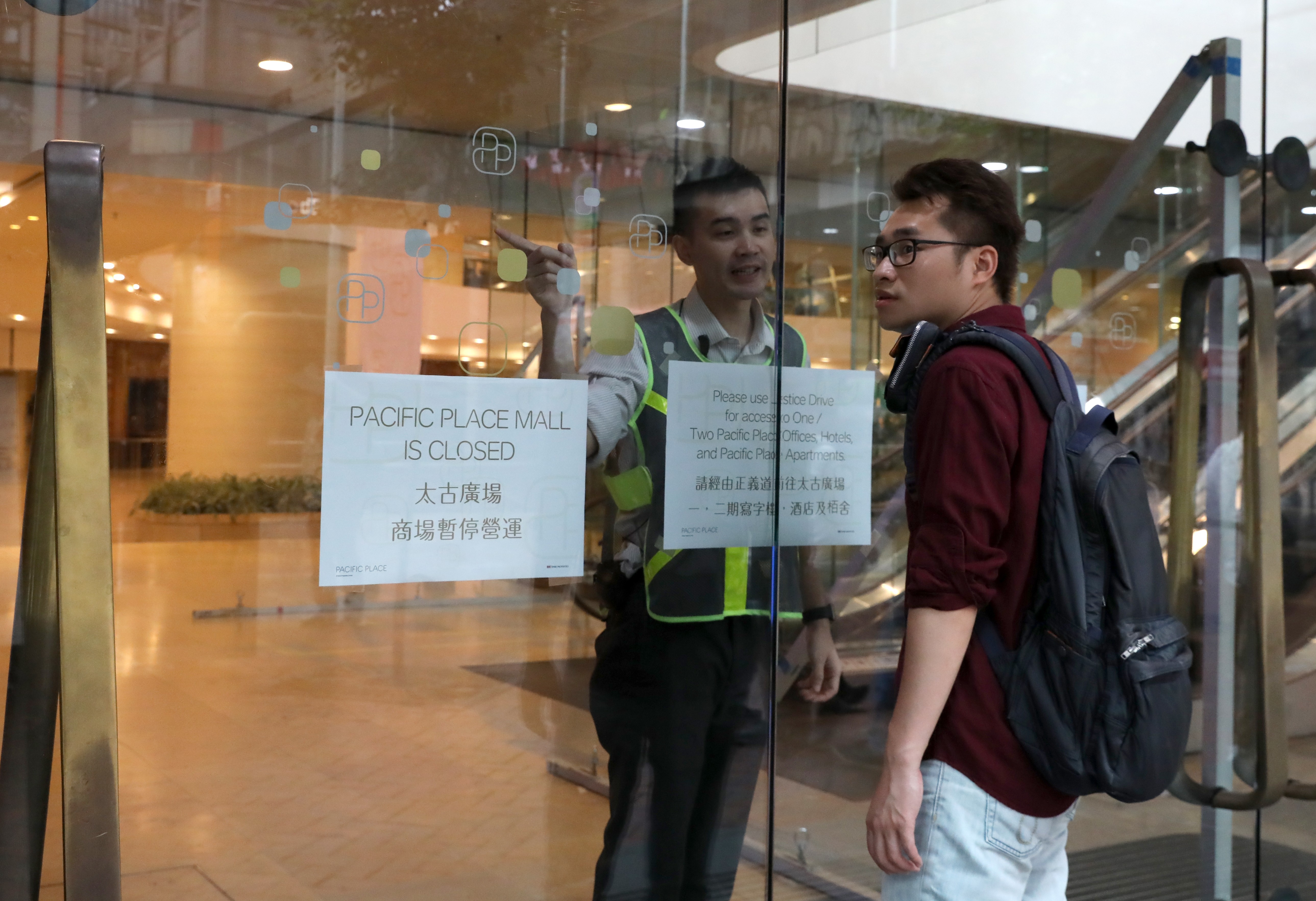 Pacific Place was closed to shoppers on Thursday morning, but its hotels and two office towers continued to operate. Photo: K.Y. Cheng