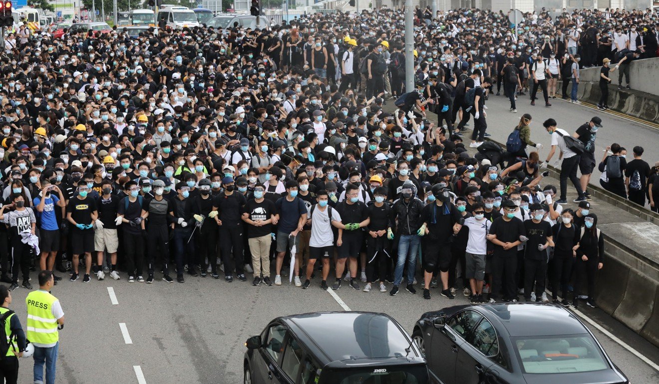 Protesters occupy Lung Wo Road near the Hong Kong legislature. Photo: K.Y. Cheng