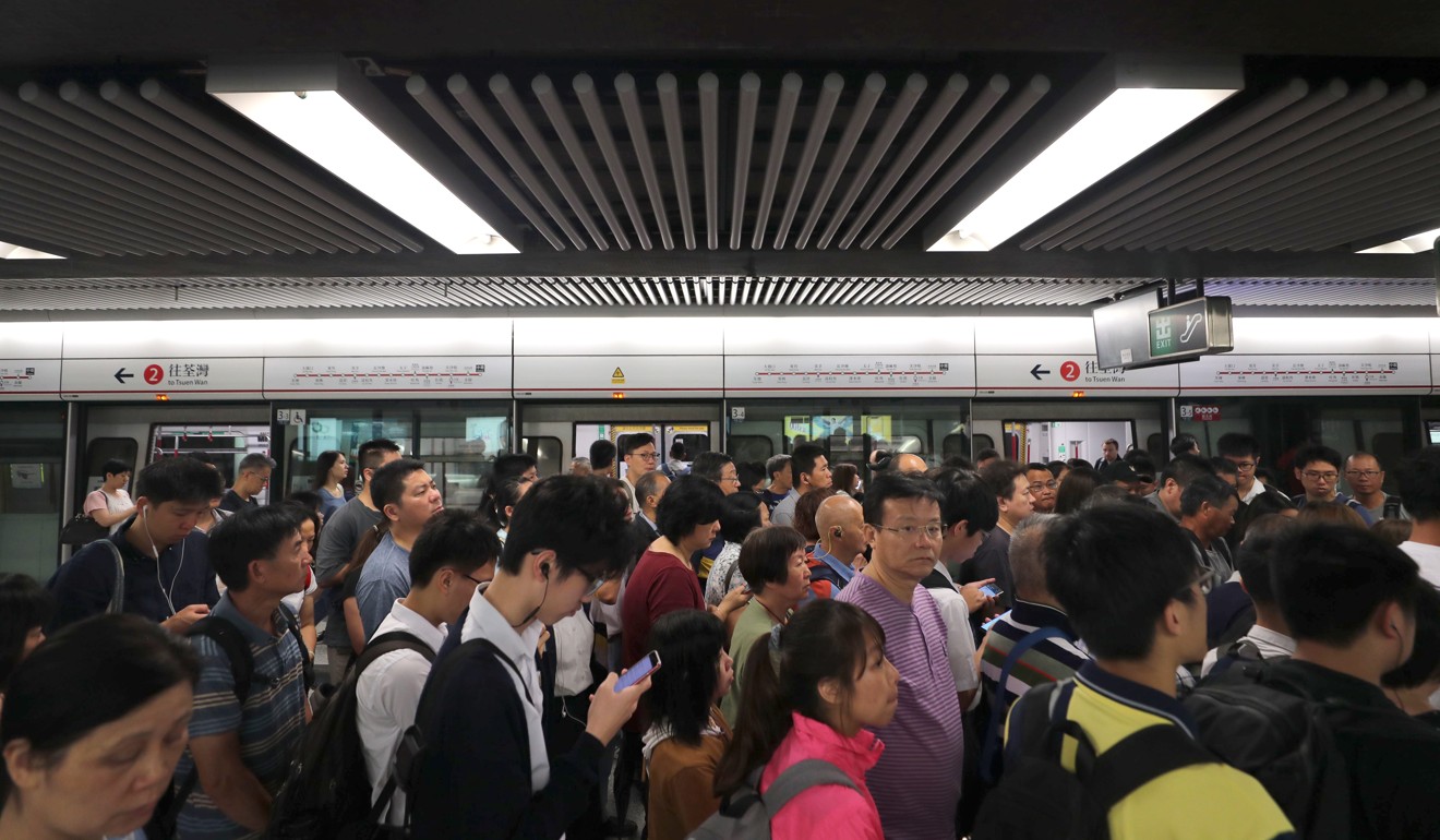 Passengers queue up at the platform of Central MTR station on Thursday morning. Photo: Sam Tsang