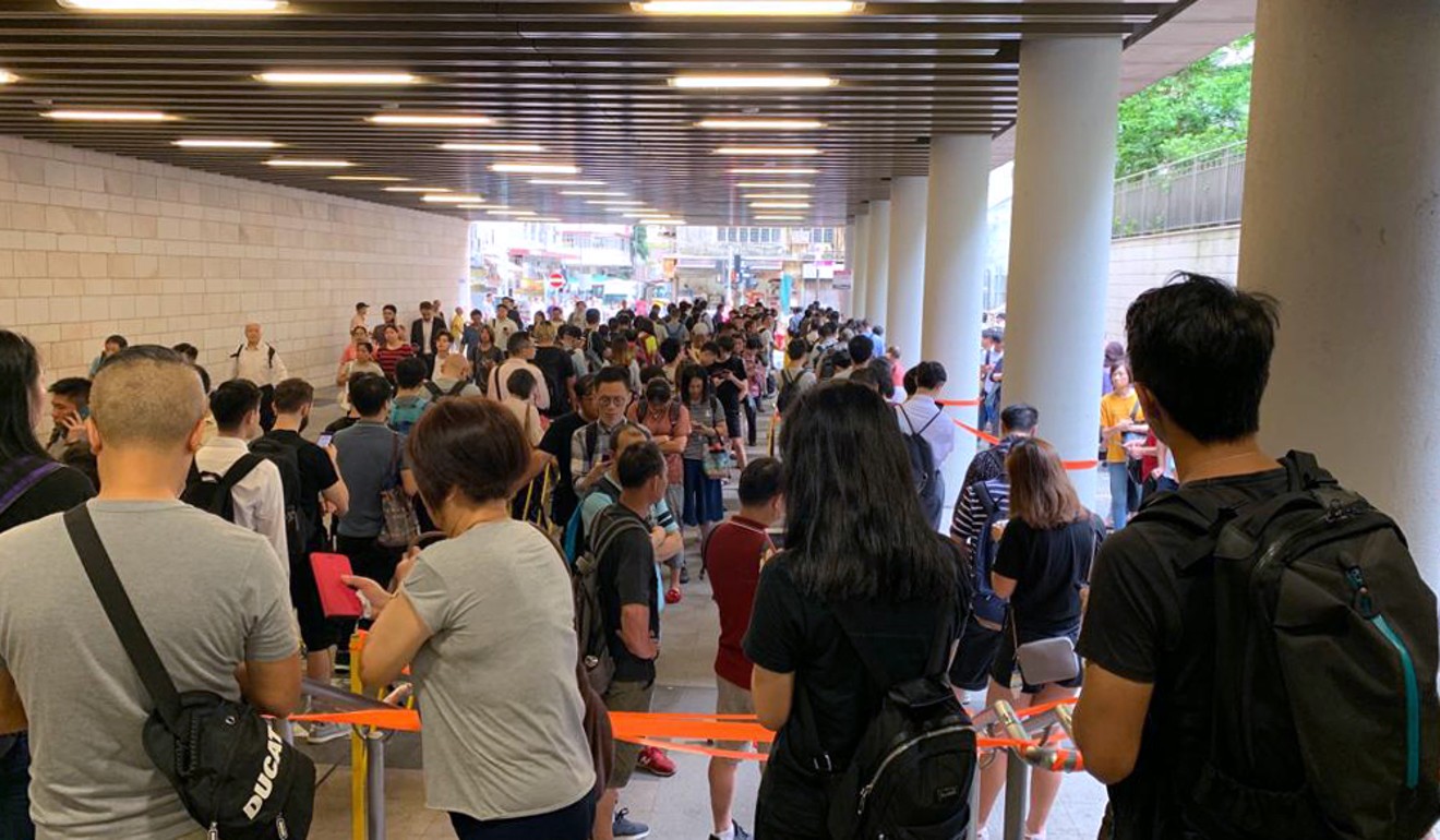 Hundreds of passengers wait for a shuttle bus at Kennedy Town station. Photo: Victor Ting