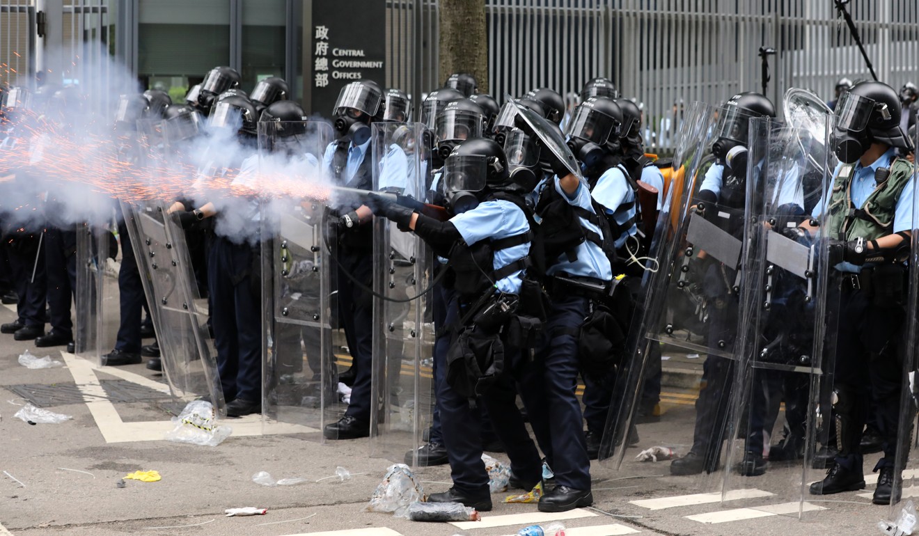 Police fire tear gas to disperse crowds outside the central government offices in Admiralty. Photo: Sam Tsang