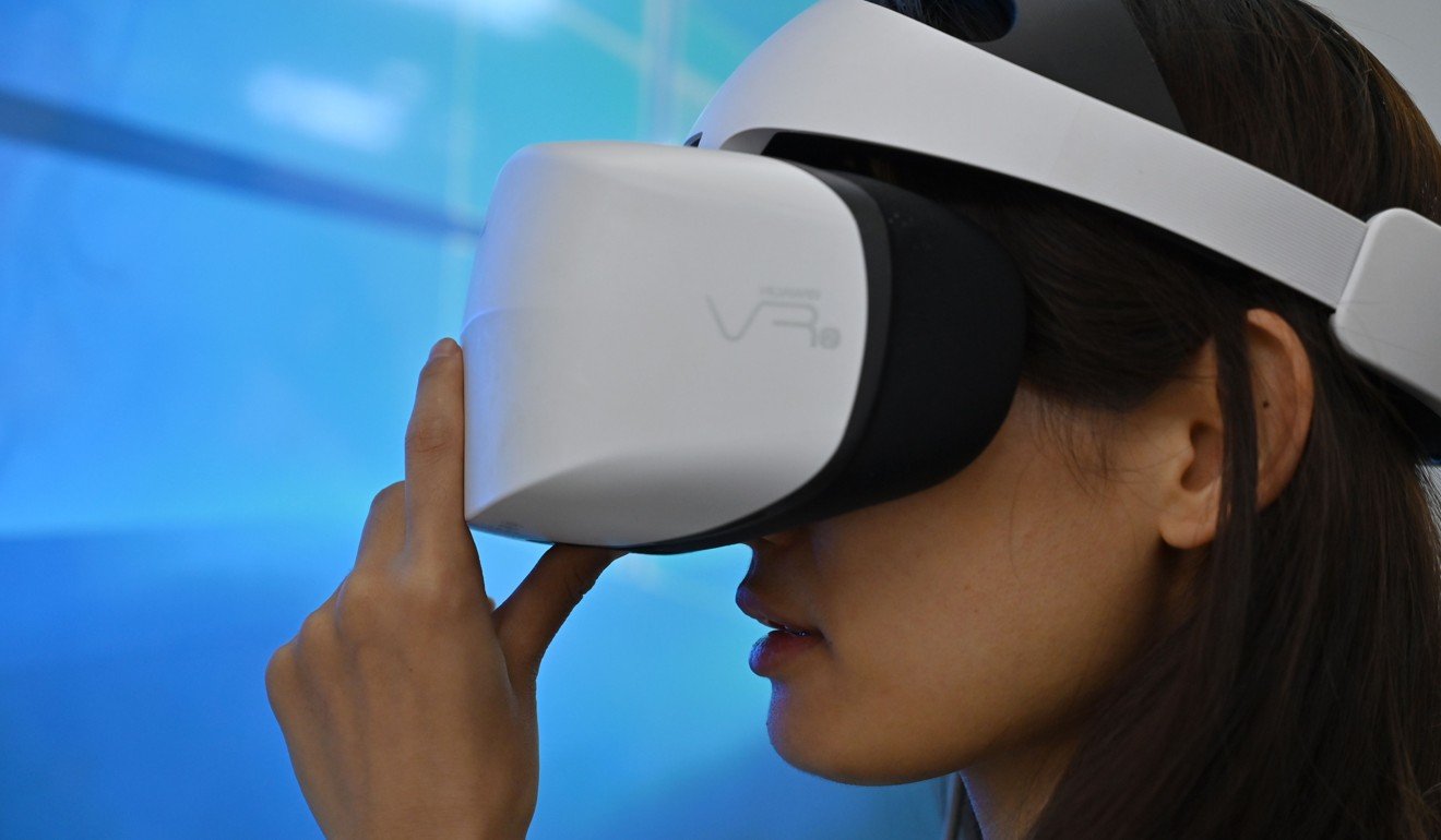 A visitor at the Consumer Electronics Show in Shanghai on June 11 checks a Huawei 3D Virtual Reality headset. Huawei, China’s 56 champion, is feeling the brunt of US efforts to cut Chinese tech firms’ access to US technology amid the trade war. Photo: AFP