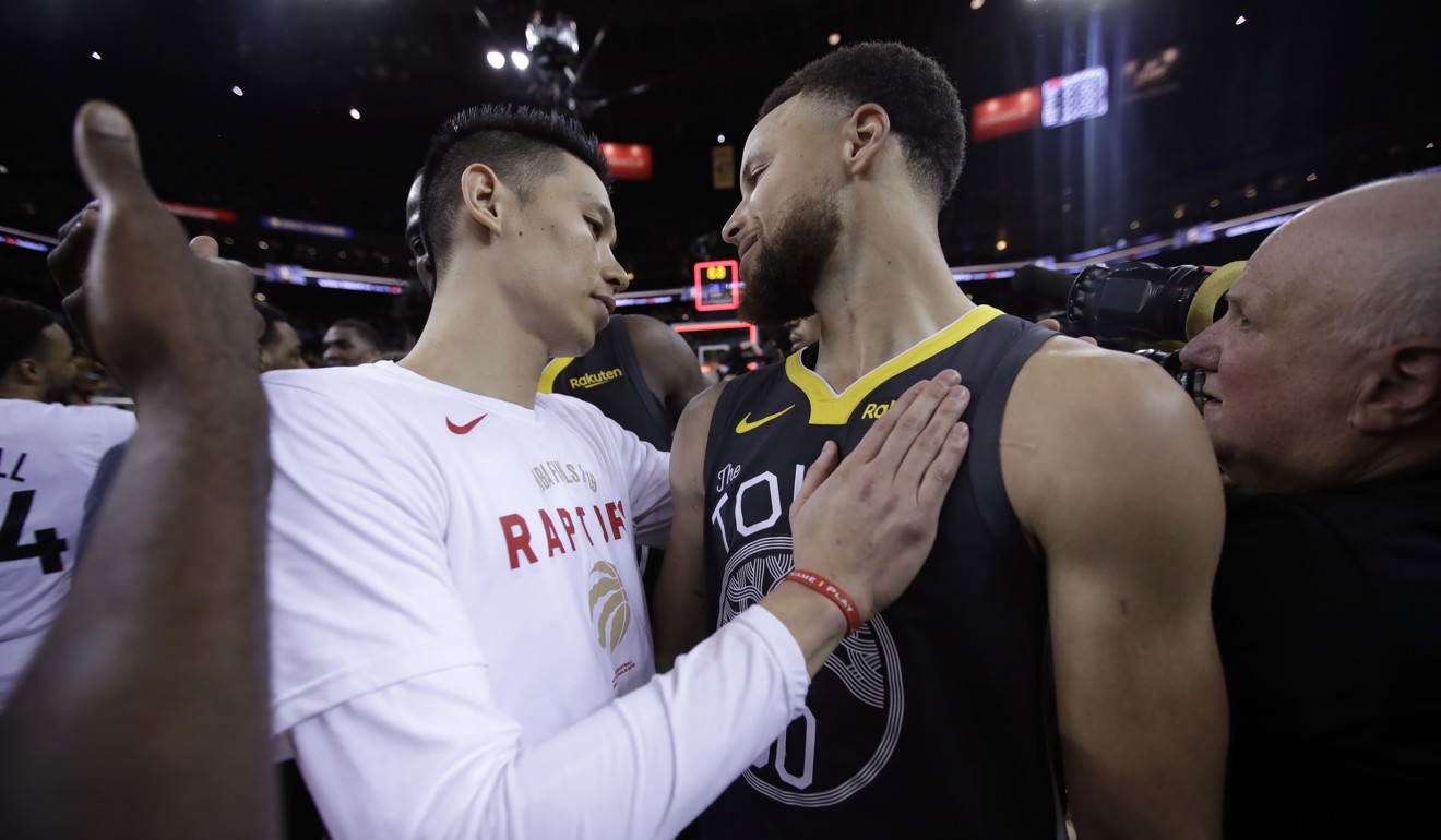 Jeremy Lin consoles Golden State Warriors guard Stephen Curry after the Raptors defeated the Warriors in game six. Photo: AP