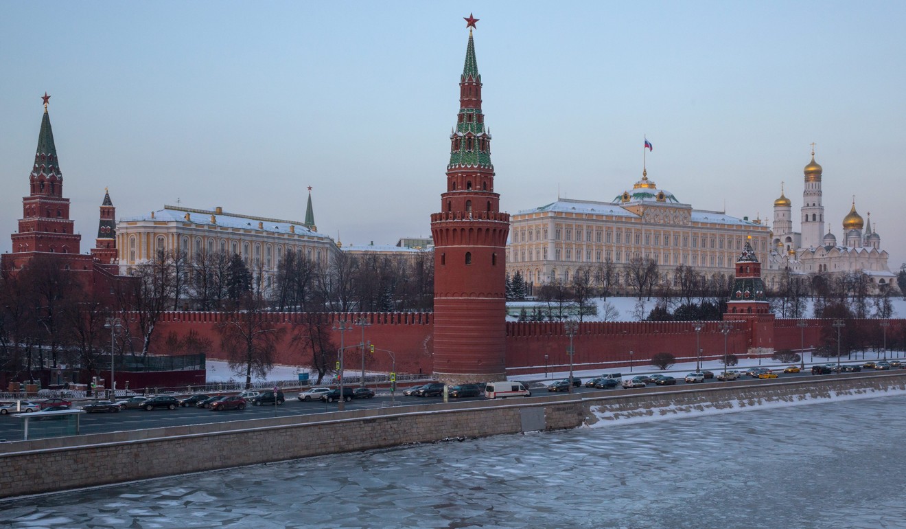 Забор Кремля. Ограда Кремля. Забор Кремля белого цвета. Rusija.