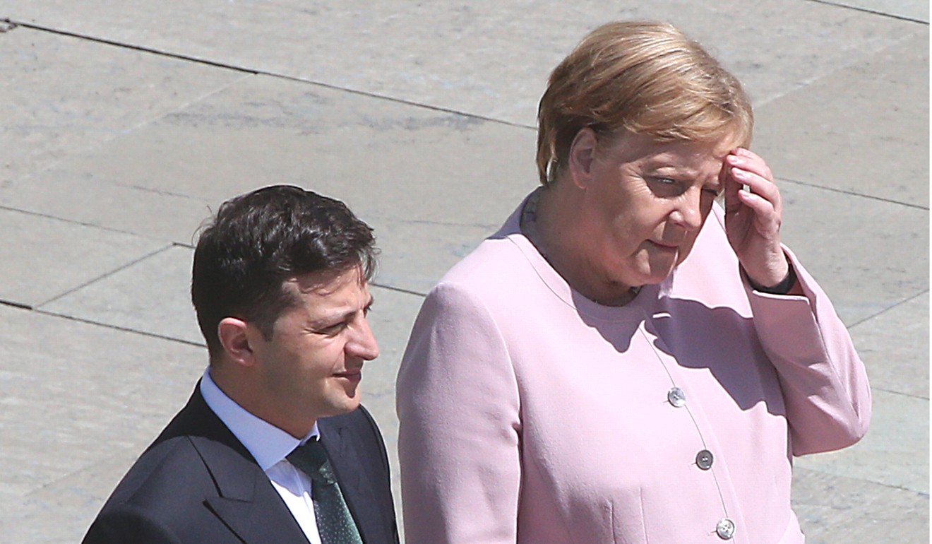 German Chancellor Angela Merkel and Volodymyr Zelensky, president of Ukraine, inspecting the guard of honour on Tuesday. Photo: dpa