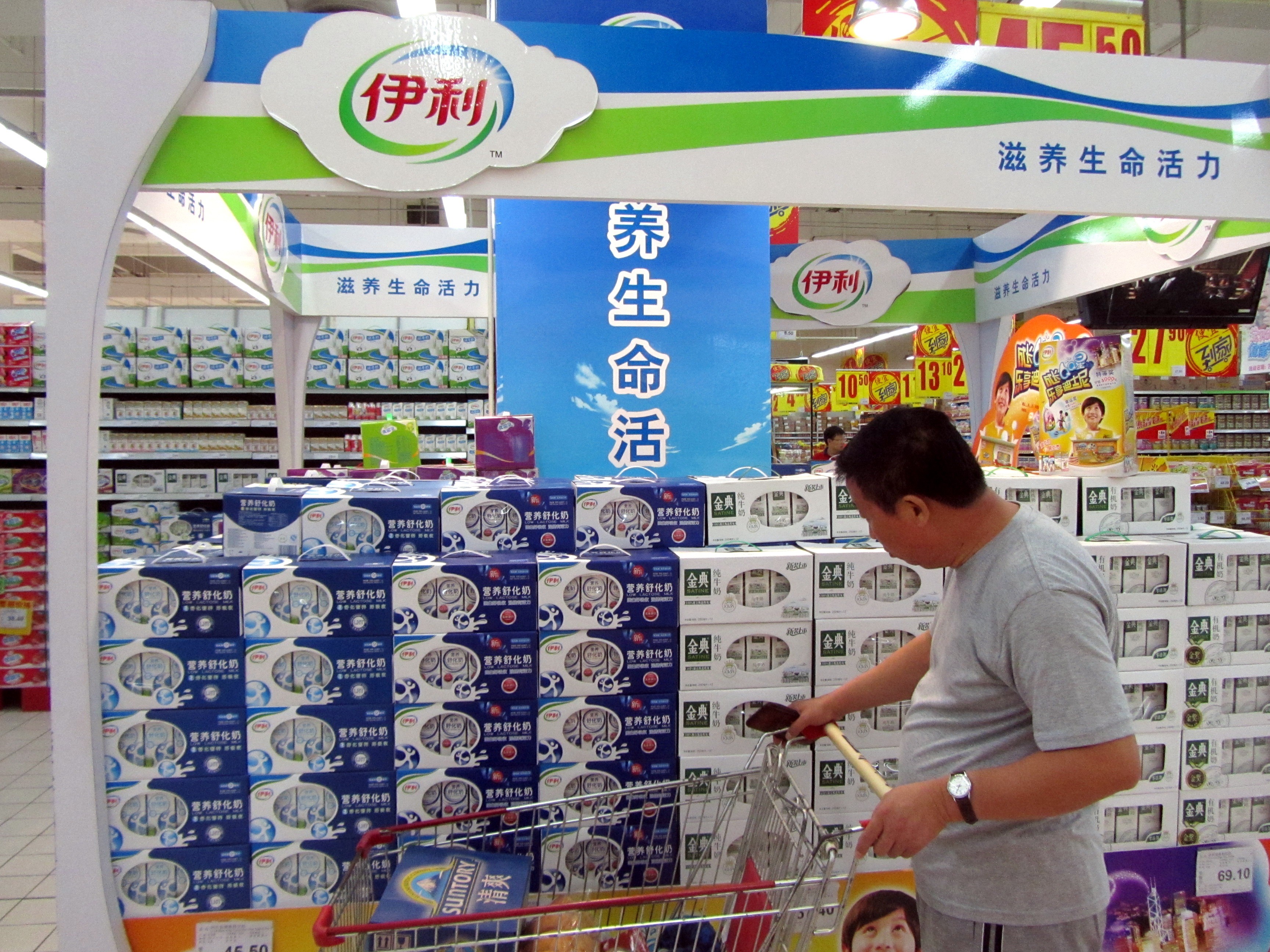 Yili milk products at a market in Shanghai. The company says rival Mengniu has infringed upon its interests by securing the status of joint global beverages sponsor of the Winter Olympics. Photo: Imaginechina