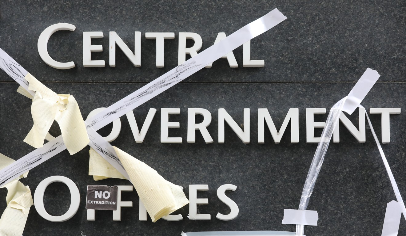 Protesters defaced the sign outside the government headquarters building. Photo: Dickson Lee