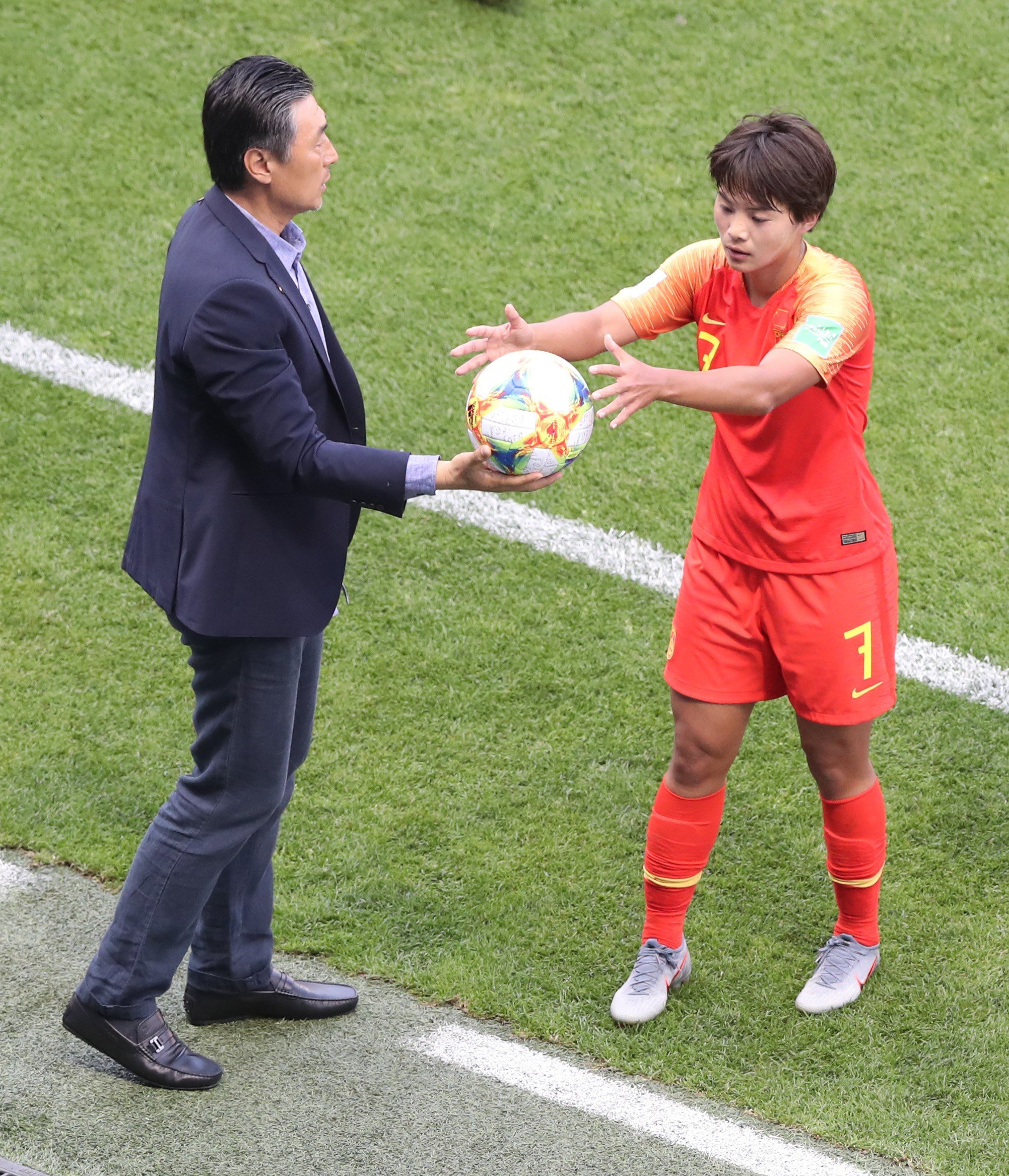 China head Coach Jia Xiuquan hands the ball to Wang Shuang during a Fifa Women’s World Cup match. Photo: Xinhua