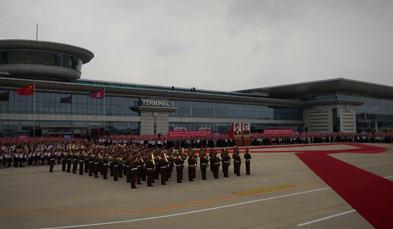 The Chinese president is greeted with a ceremony at Pyongyang airport. Photo: Weibo