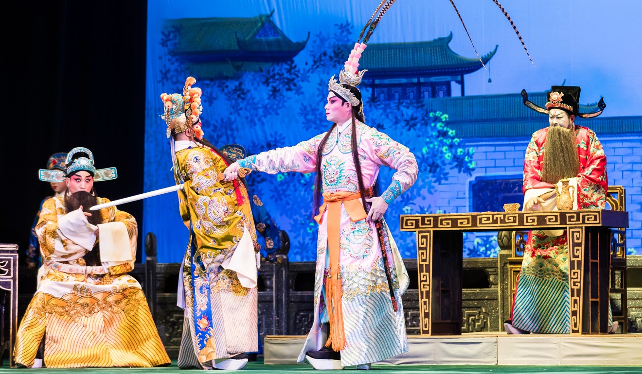 Cantonese opera troupes were originally seen in the early Qing dynasty, when performers moved to the southern parts of China to escape from persecution of the government.