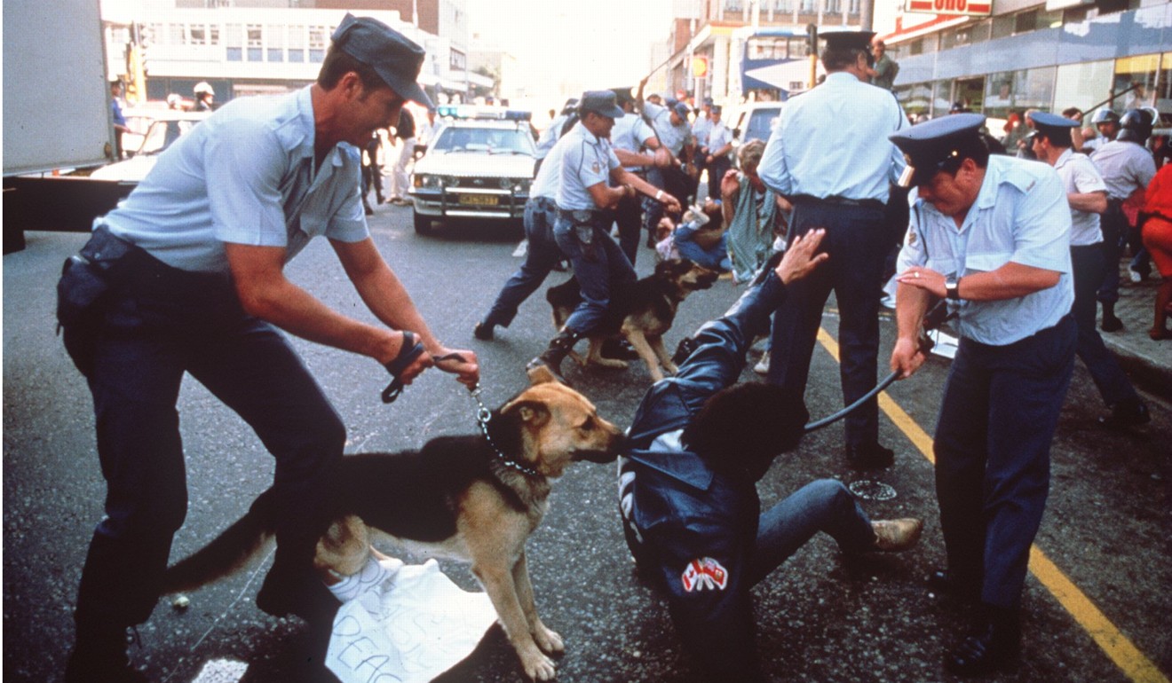 Policemen with dogs arresting anti-apartheid demonstrators in 1986. Photo: SIPA