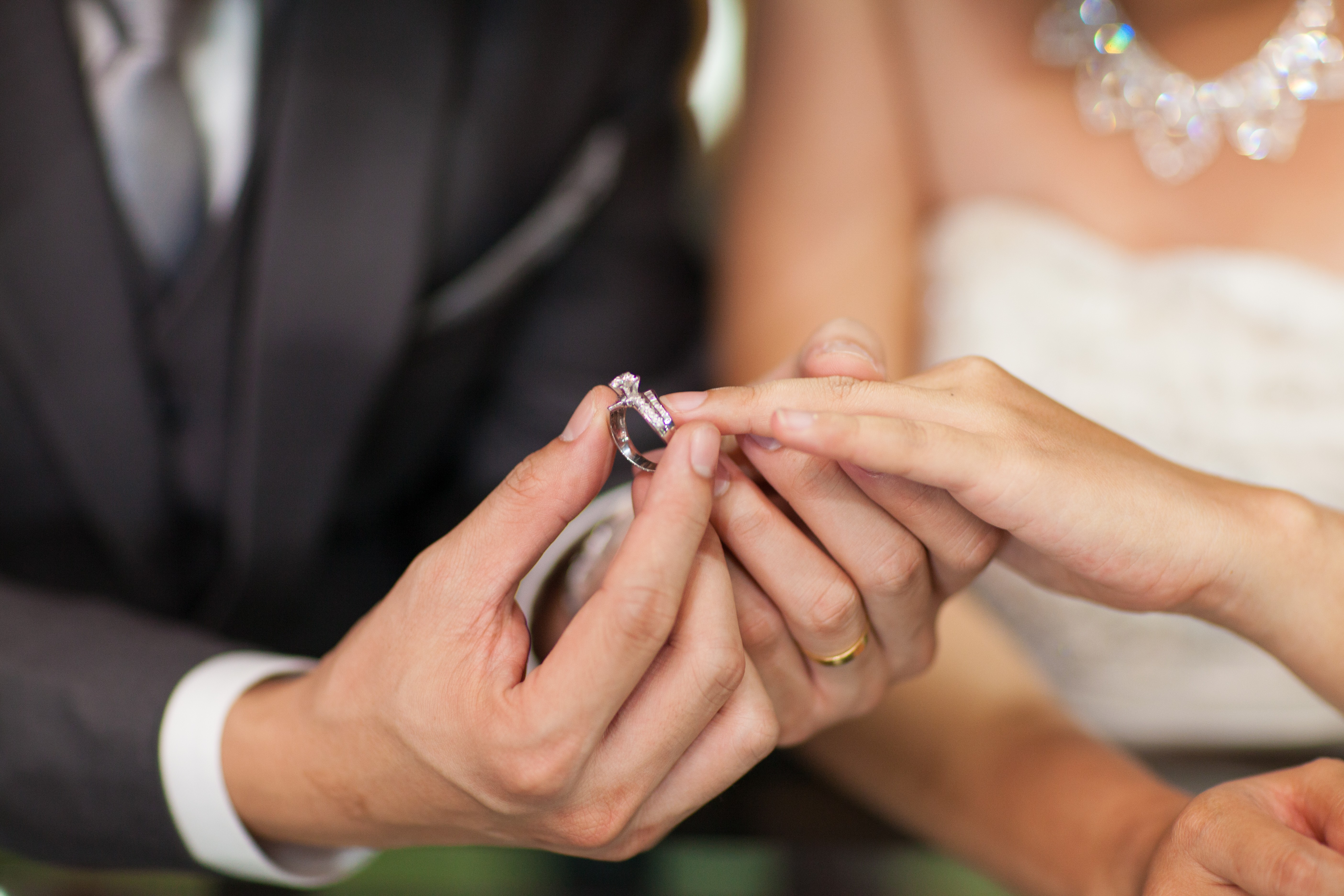 Удачное замужество. Надевает кольцо. Свадебные кольца. Свадебные кольца на руках. Свадебные кольца на пальцах.