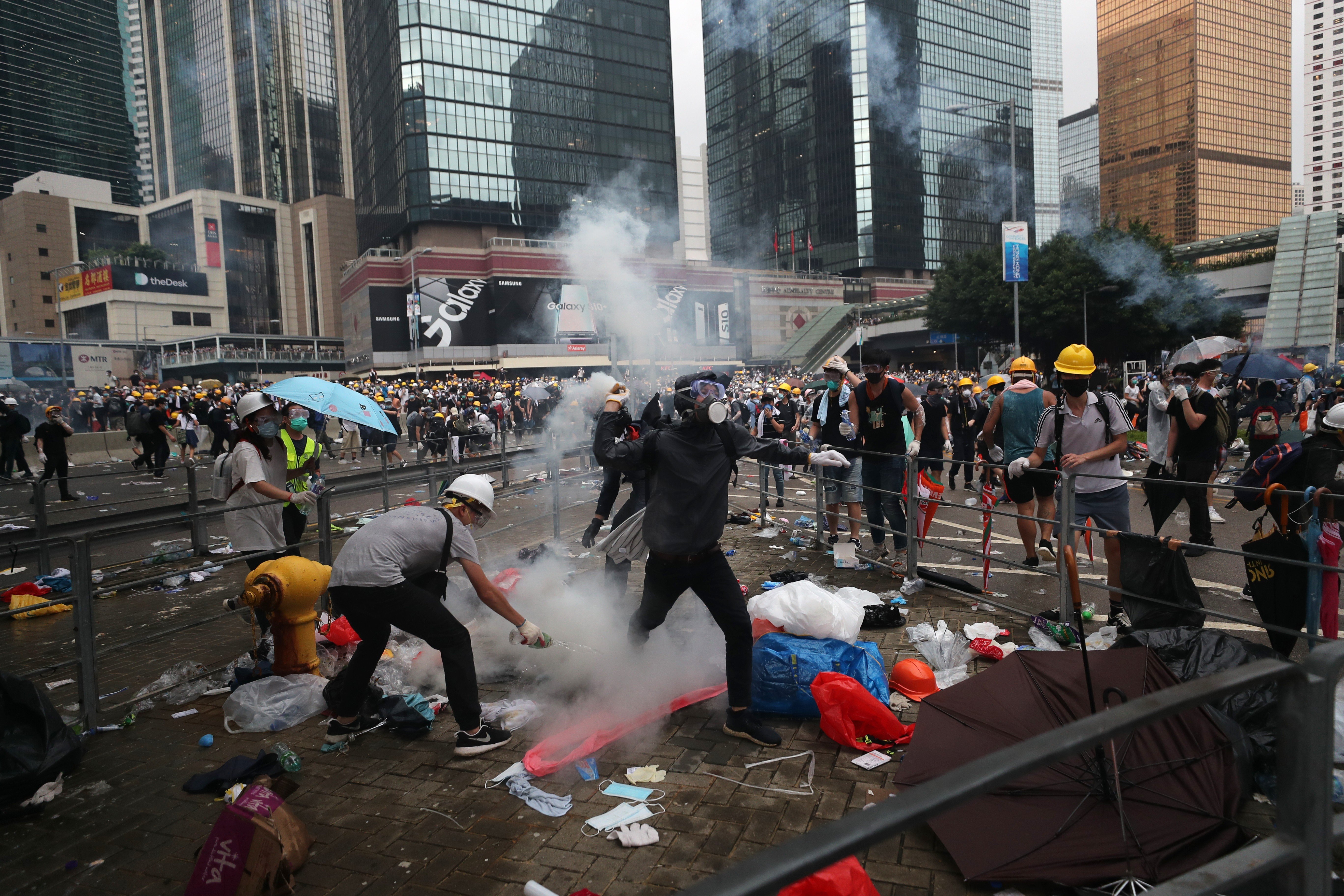 Anti-extradition demonstrators throw projectiles at police officers on Harcourt Road in Admiralty on June 12. Photo: Sam Tsang