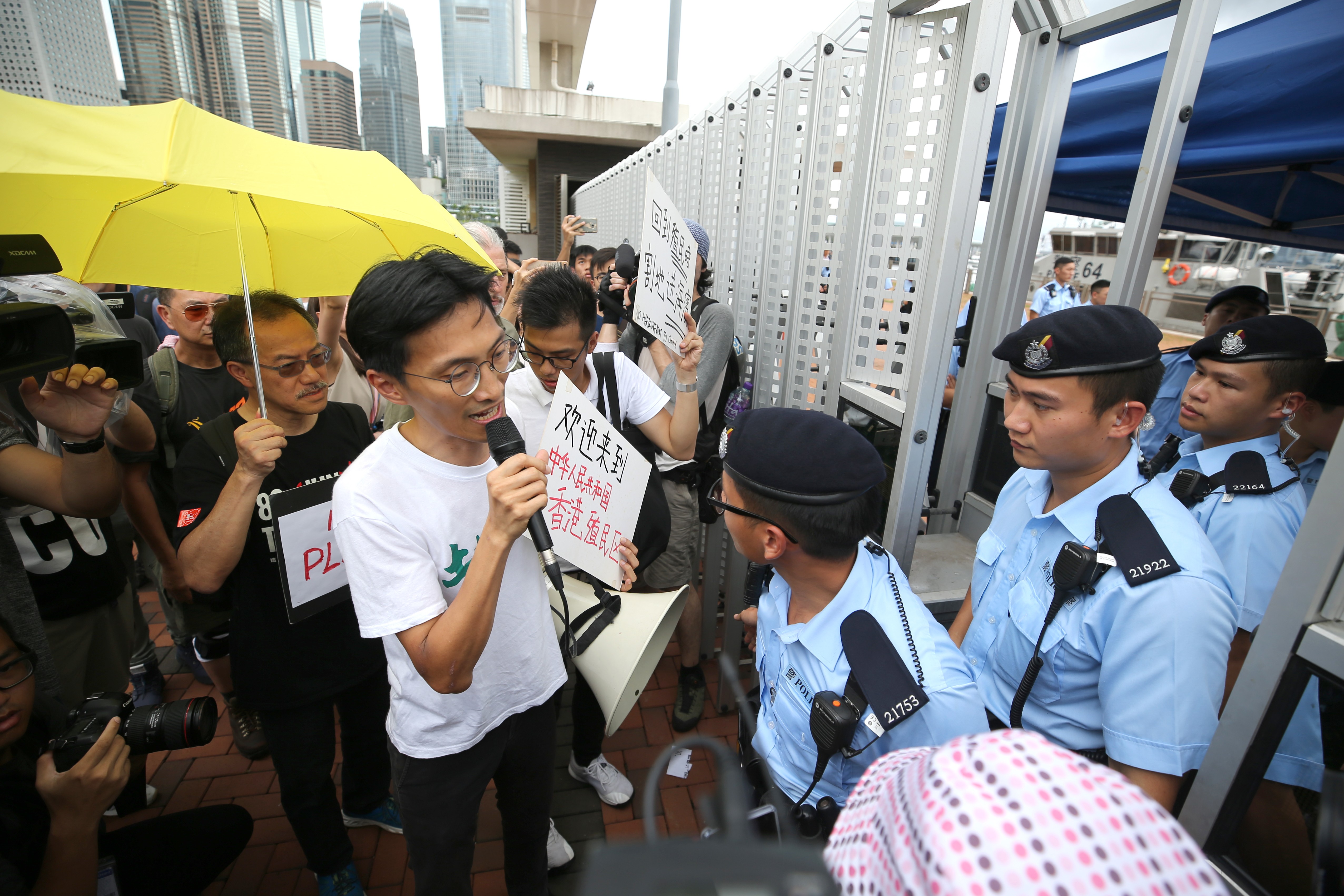 Lawmakers Eddie Chu (front), and Fernando Cheung, along with members from the Protect the Harbourfront Alliance concern group try to enter the PLA site. Photo: Winson Wong