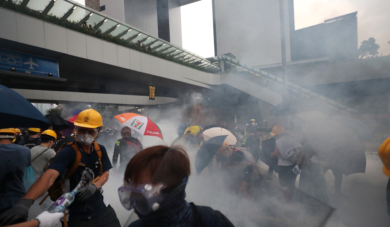 Protesters flee clouds of tear gas on Harcourt Road in Admiralty. Photo: Sam Tsang
