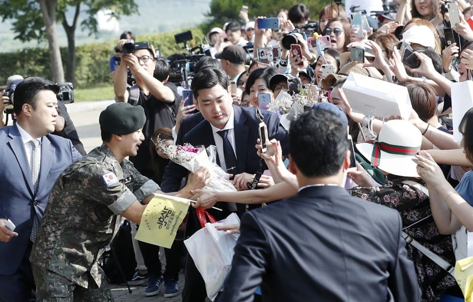 Kim Soo-hyun, in military uniform, meets fans outside the 1st Infantry Division at Imjingak in Paju, Gyeonggi Province, on Monday. Photo: News1