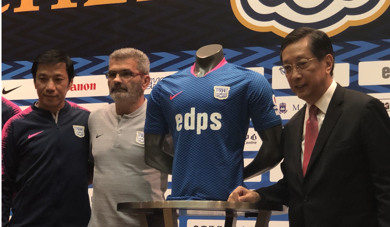 Kitchee president Ken Ng Kin (right) unveils the club’s new jersey with new coach Blaz Sliskovic and Chu Chi-kwong. Photo: Chan Kin-wa