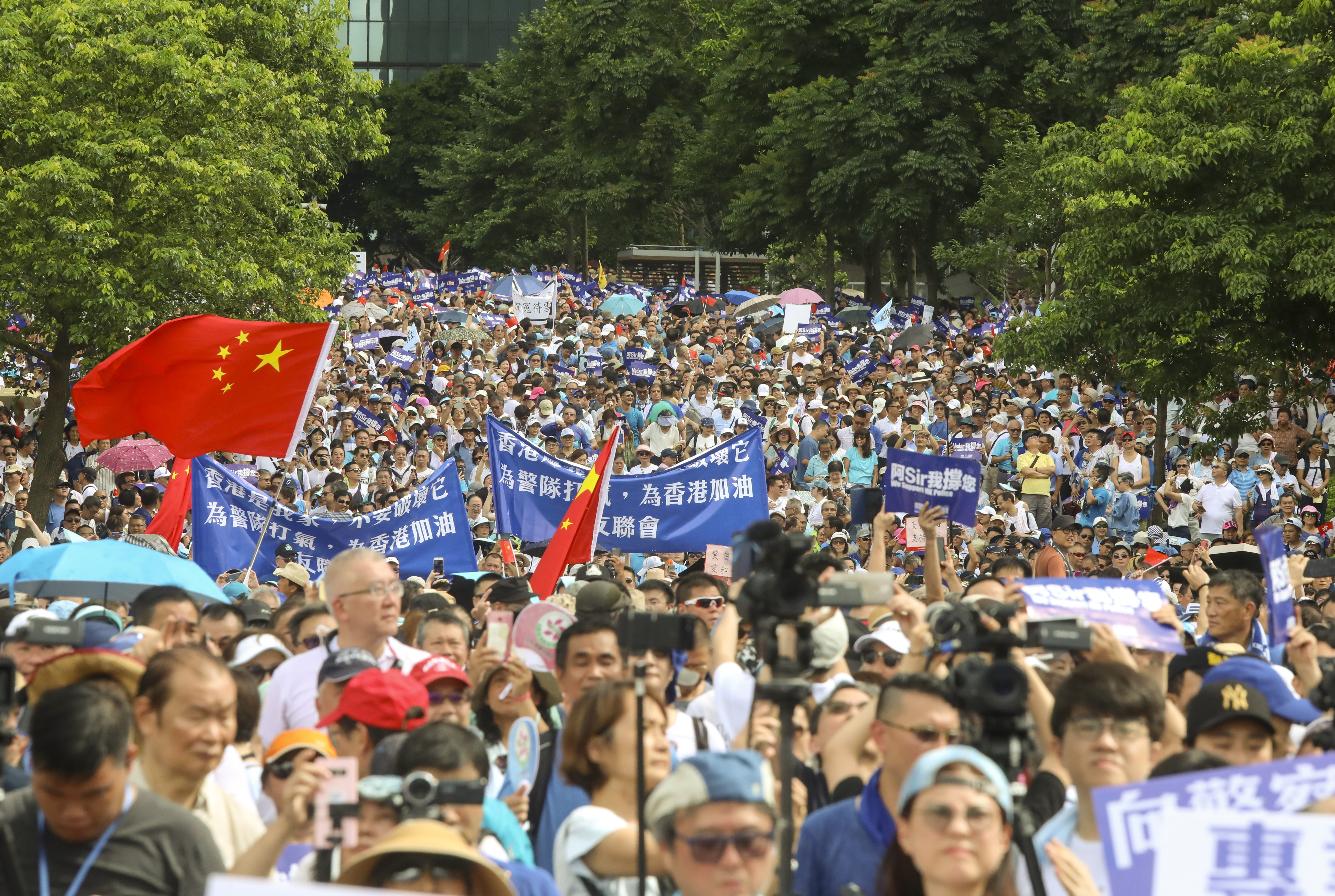 A pro-police rally outside the government headquarters in Tamar attracts thousands of people. Photo: K.Y. Cheng