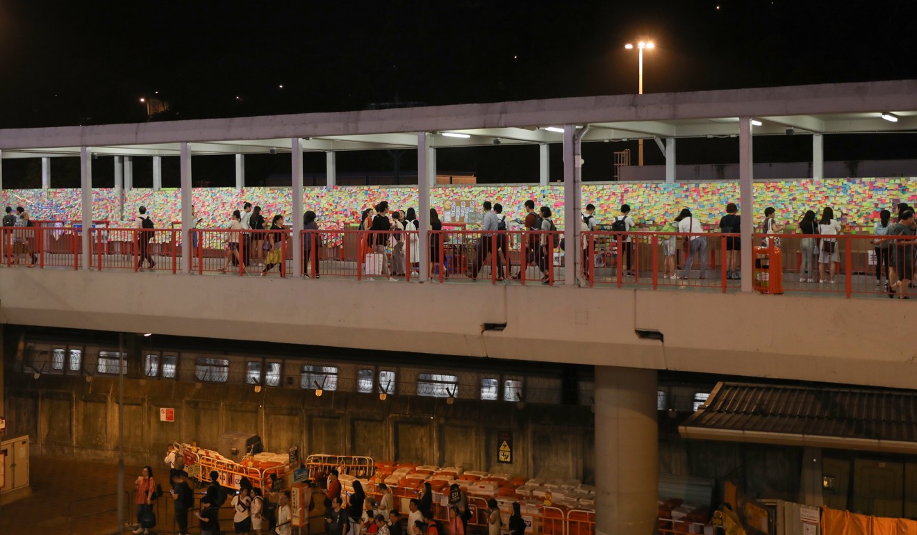 A Tsuen Wan wall catches the eyes of passers-by, many of whom make impromptu contributions. Photo: Sam Tsang