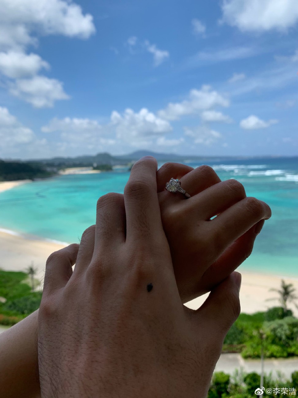 Chinese singer Li Ronghao’s photograph shows a diamond engagement ring on the finger of his fiancée, Taiwanese singer and actress Rainie Yang. Photo: Weibo @ Li Ronghao