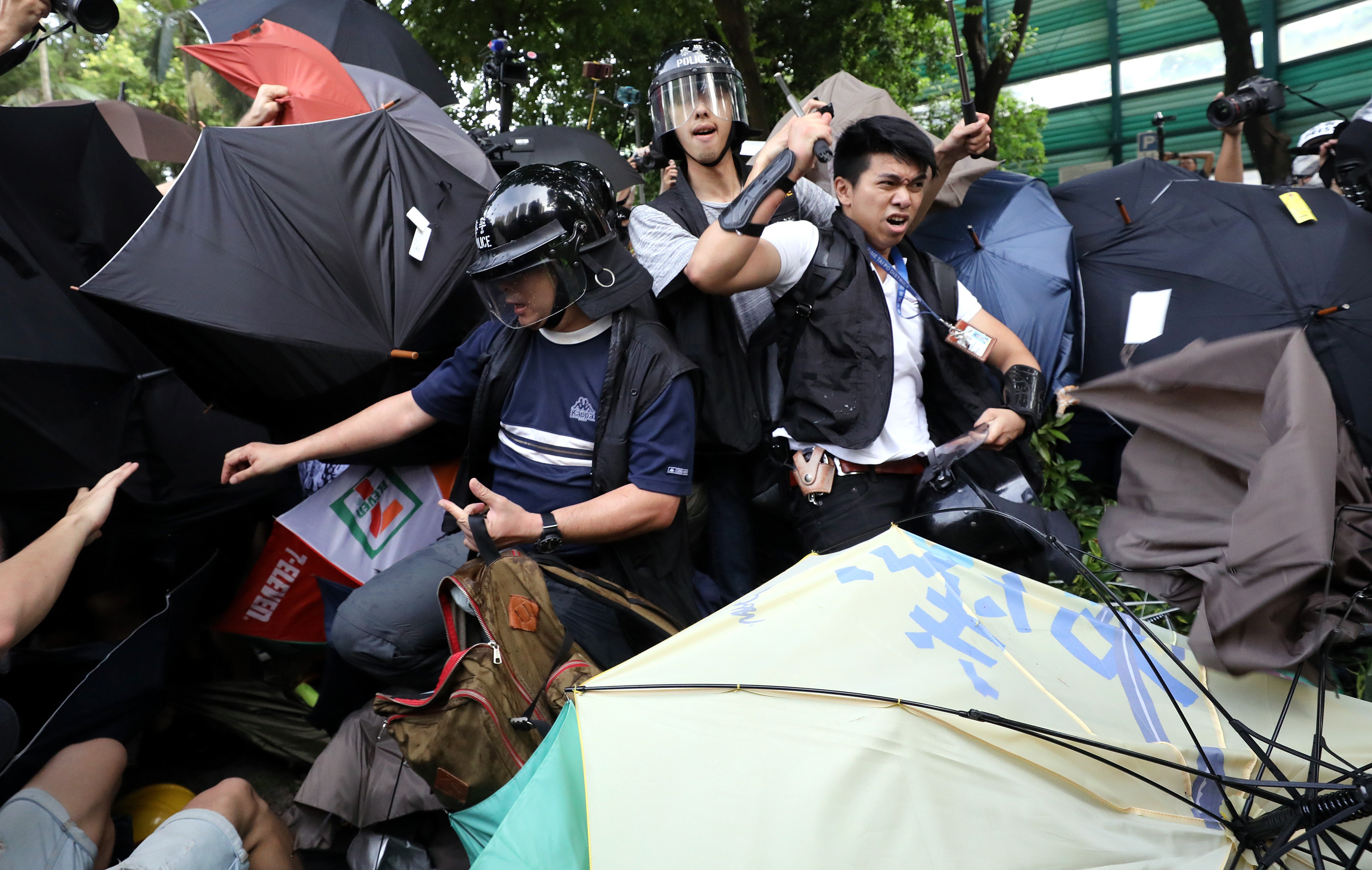 Police officers are surrounded and attacked by protesters in Sheung Shui. Photo: Dickson Lee