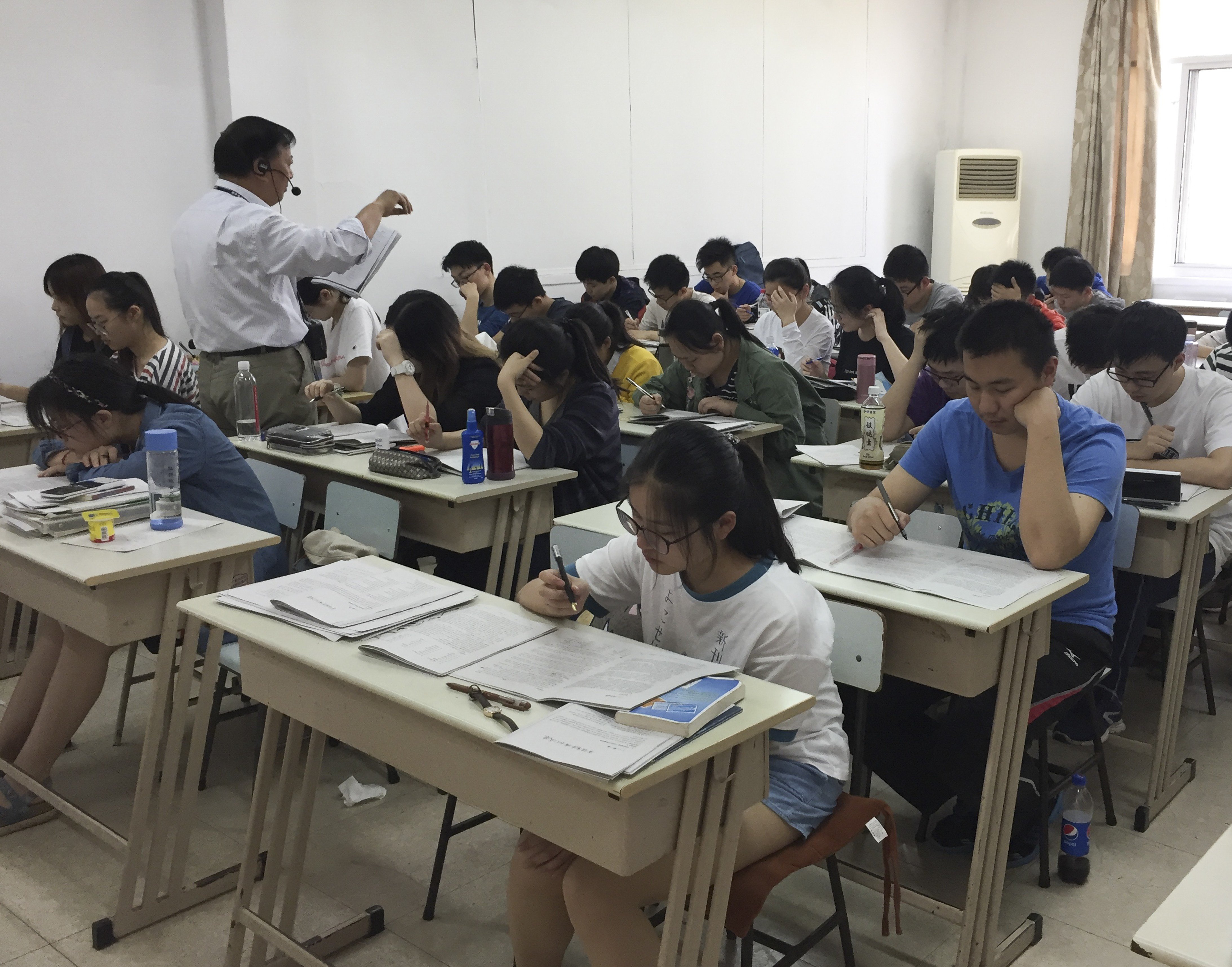 An English teacher at Shanghai Minjin Ziqiang School teaches students who failed in the gaokao, and who need to prepare for the test again. Photo: Handout