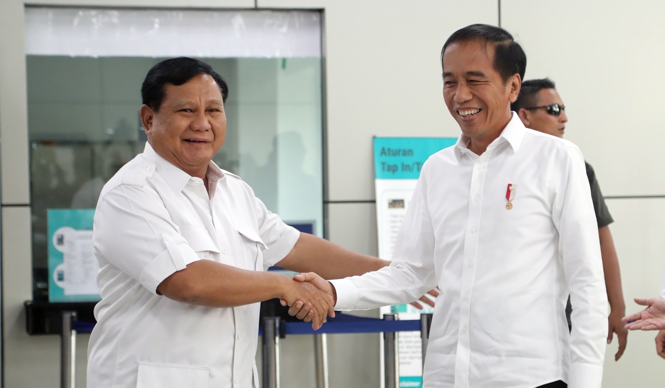 Prabowo Subianto shakes hands with Indonesian President Joko Widodo during their meeting in the subway. Photo: EPA