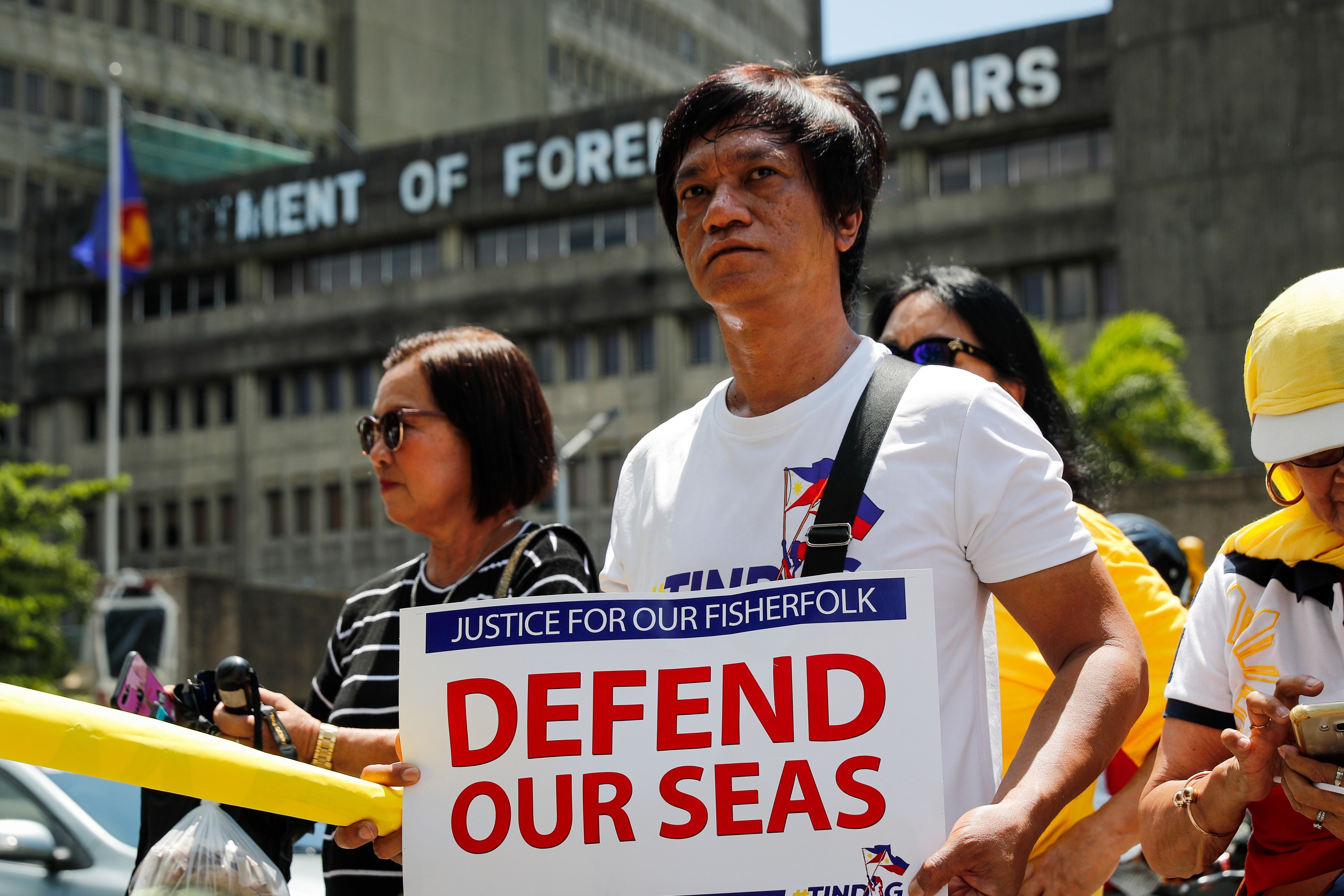 An activist protests against the alleged sinking of a Philippine fishing boat by a Chinese vessel at the Department of Foreign Affairs in Manila. Photo: EPA-EFE