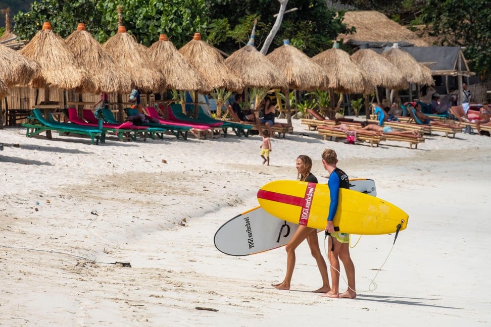 Beware the broken surfboard scam, where your rented board breaks as soon as you try to use it and you’re forced to fork out for a new one. Photo: Alamy