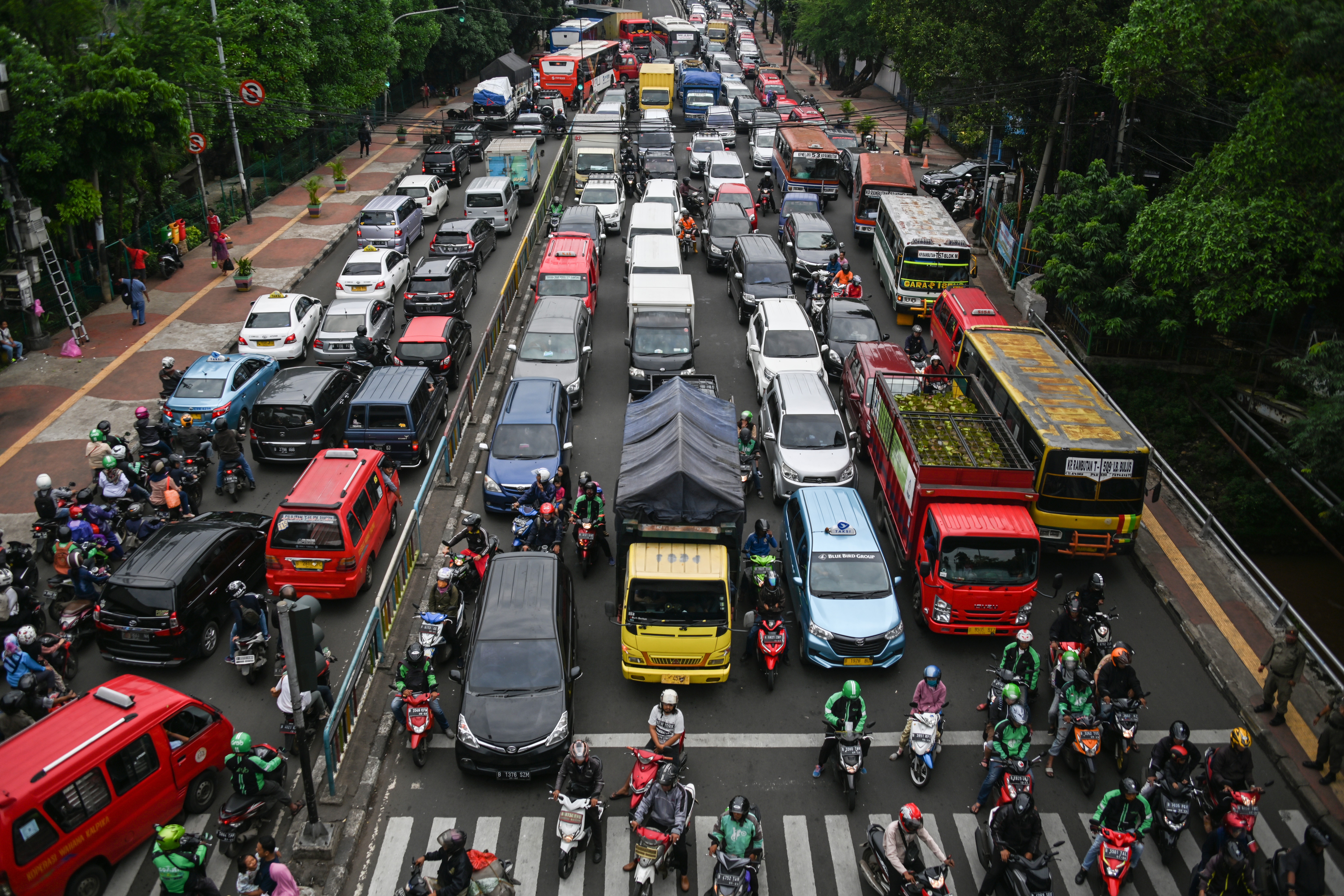 Motorists are seen during a traffic jam in Jakarta on March 6, 2019. (Photo by BAY ISMOYO / AFP)