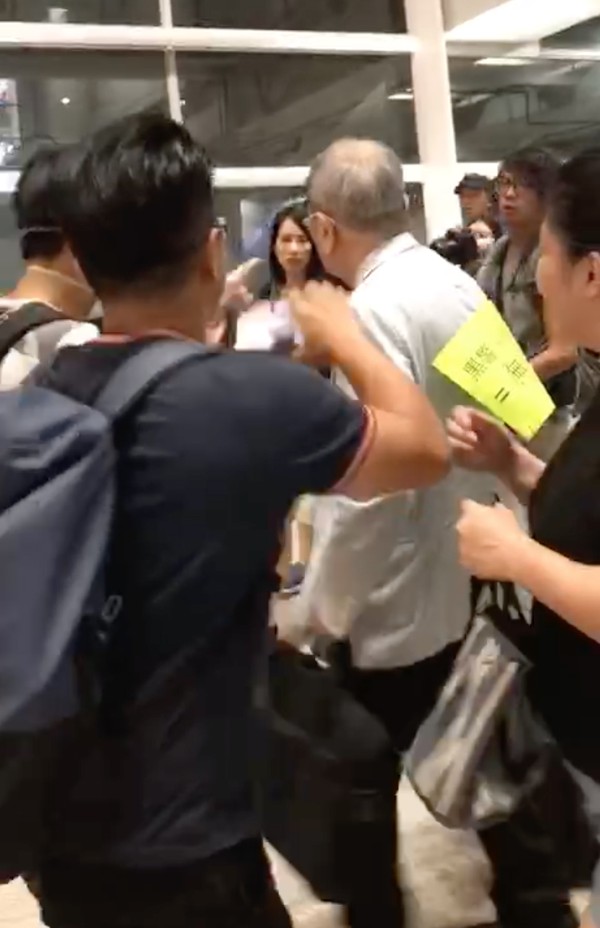Screengrab of a video showing a scuffle that broke out between a man and several protesters after he was accused of lashing out at a member of a human ‘Lennon Wall’ during a rally at Hong Kong airport on Friday. Photo: Facebook