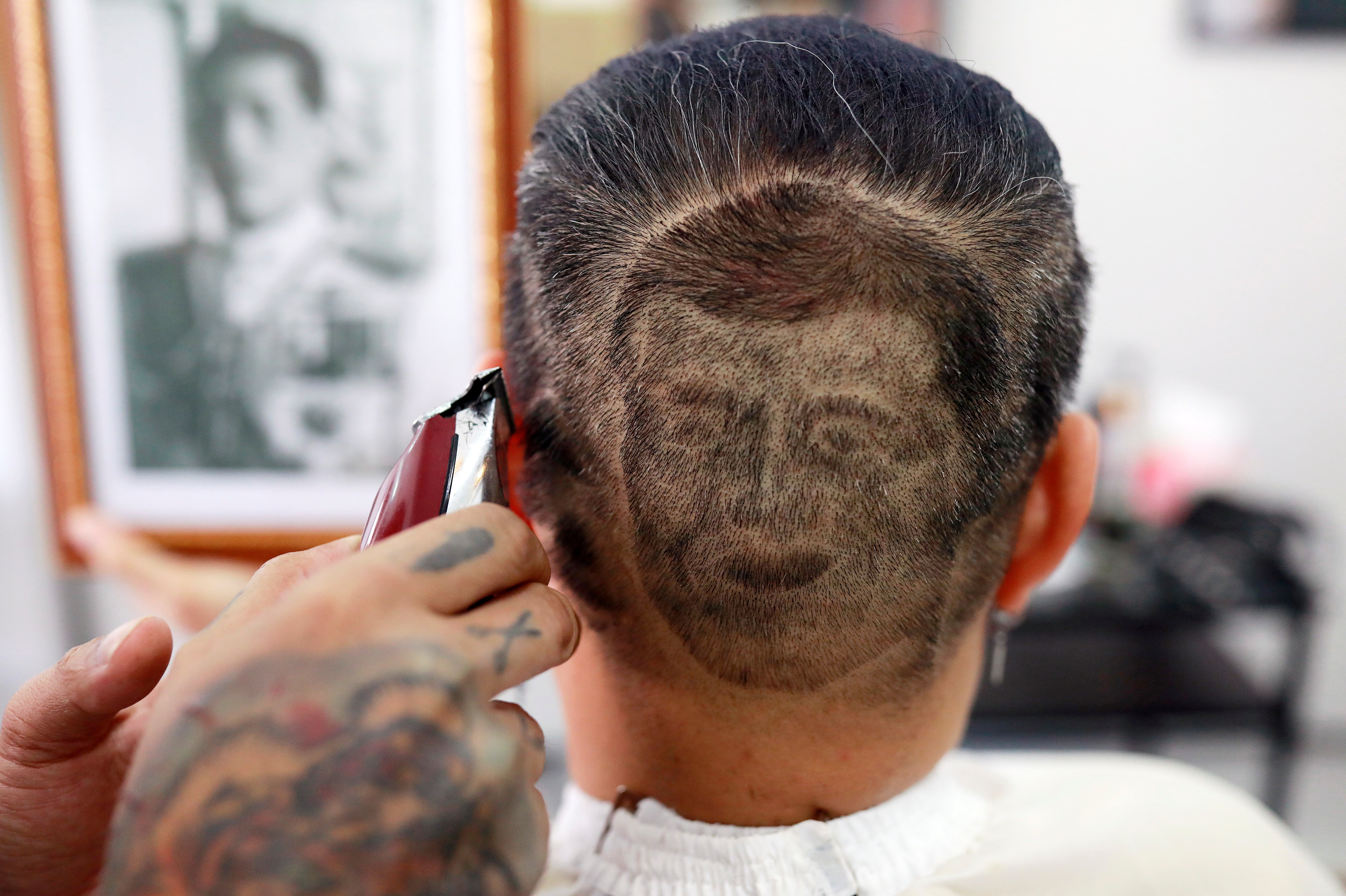 Mitree Chitinunda gets a haircut in the shape of Thai King Maha Vajiralongkorn, to mark King's 67th birthday, in a barbershop at Bangkok, Thailand July 28, 2019. Photo: Reuters
